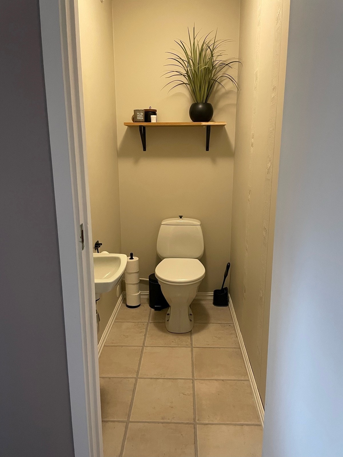 Toalettrom like ved siden av badet. Galleribilde