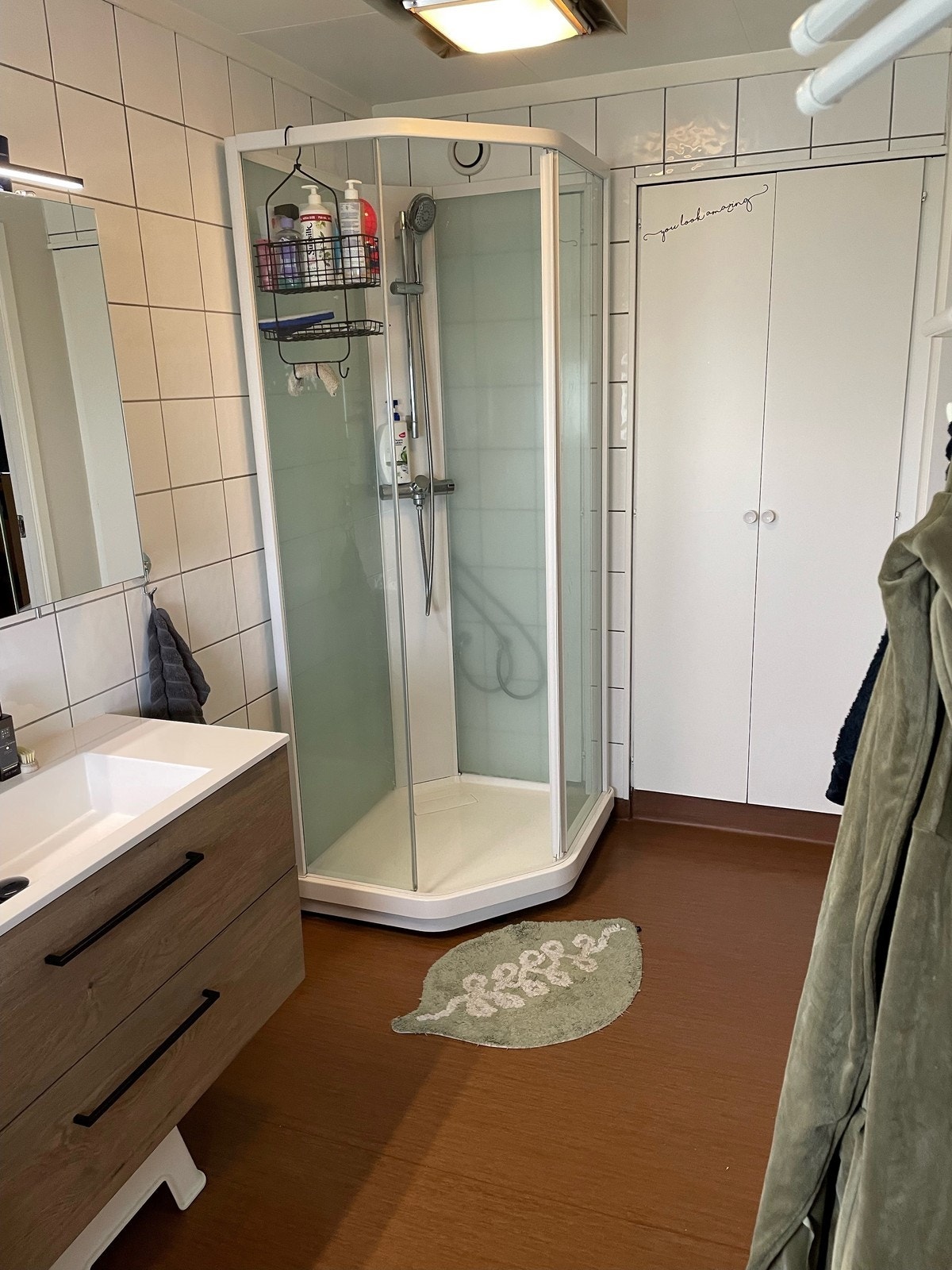 Badet har dusjkabinett og plass til kommode. Galleribilde