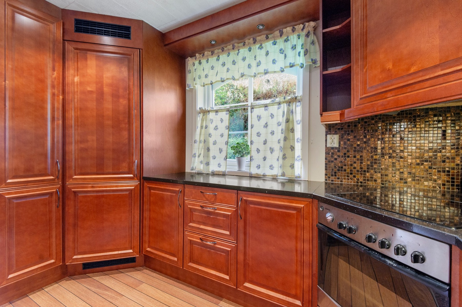 Det er integrert oppvaskmaskin, stekeovn, platetopp og kjølehjørne. Galleribilde