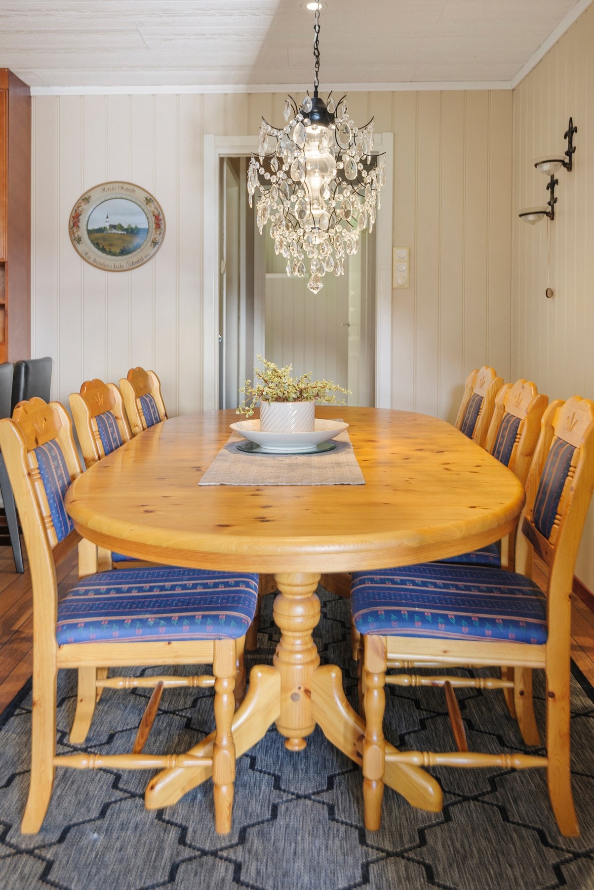 Kjøkkenet gir rom for spisegruppe. Galleribilde