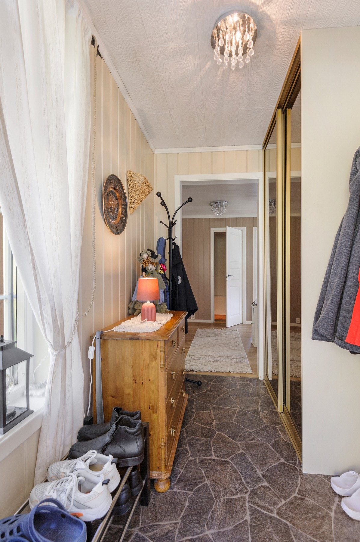 Gang med gulvvarme og skyvedørsgarderobe. Her er det også luke til kaldloft. Galleribilde