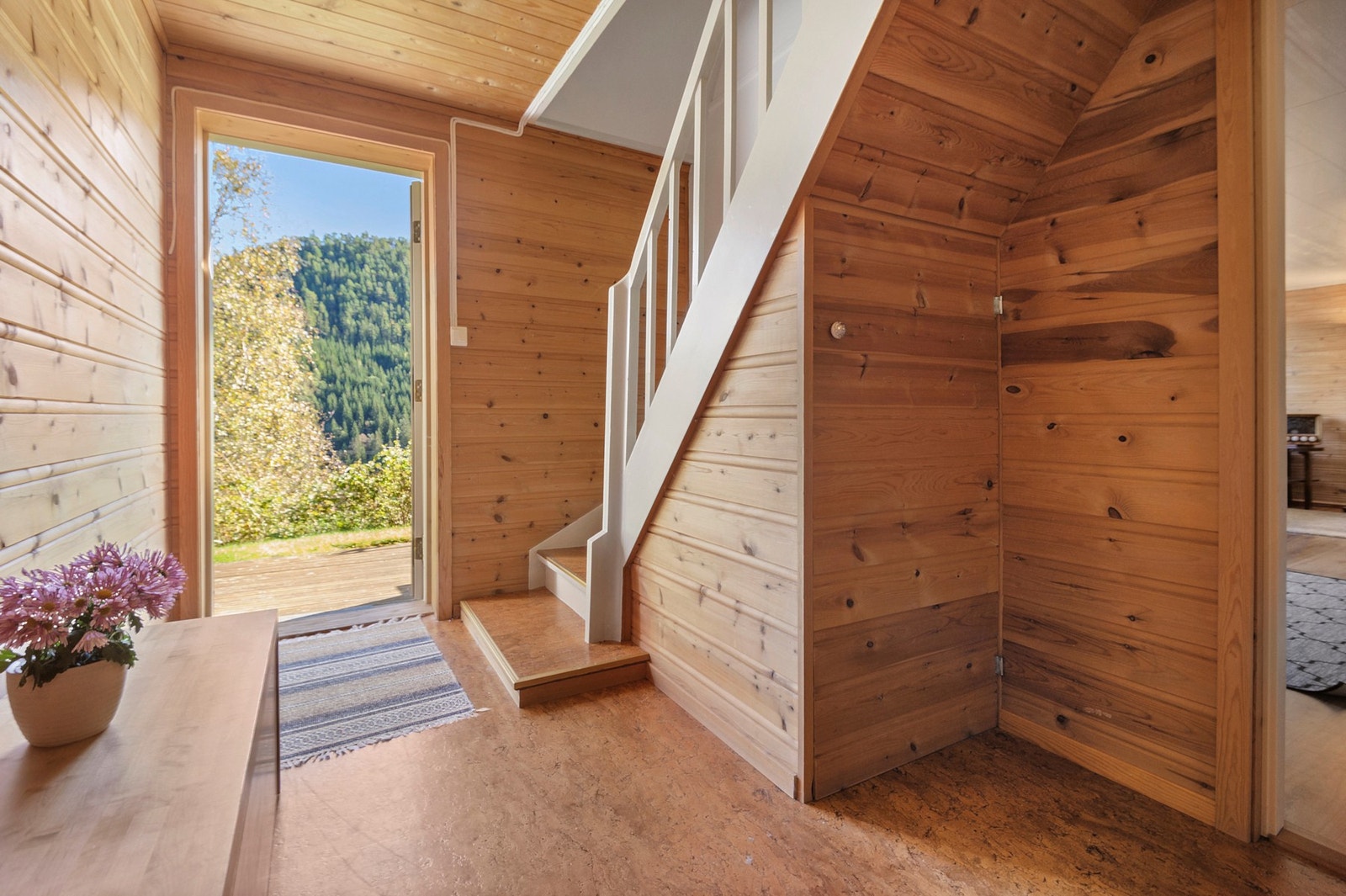 Gang med garderobeskap. Galleribilde