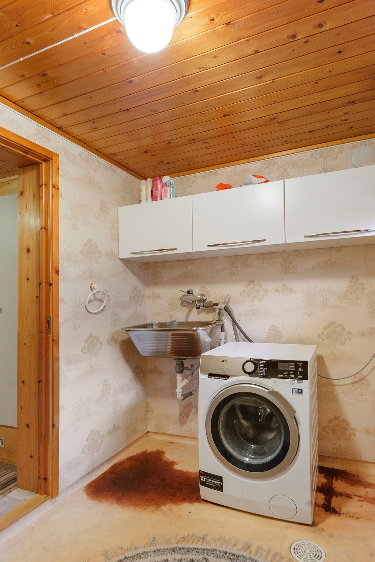 Utstyrt med skyllekum, opplegg for vaskemaskin, dusjkabinett og wc. Galleribilde