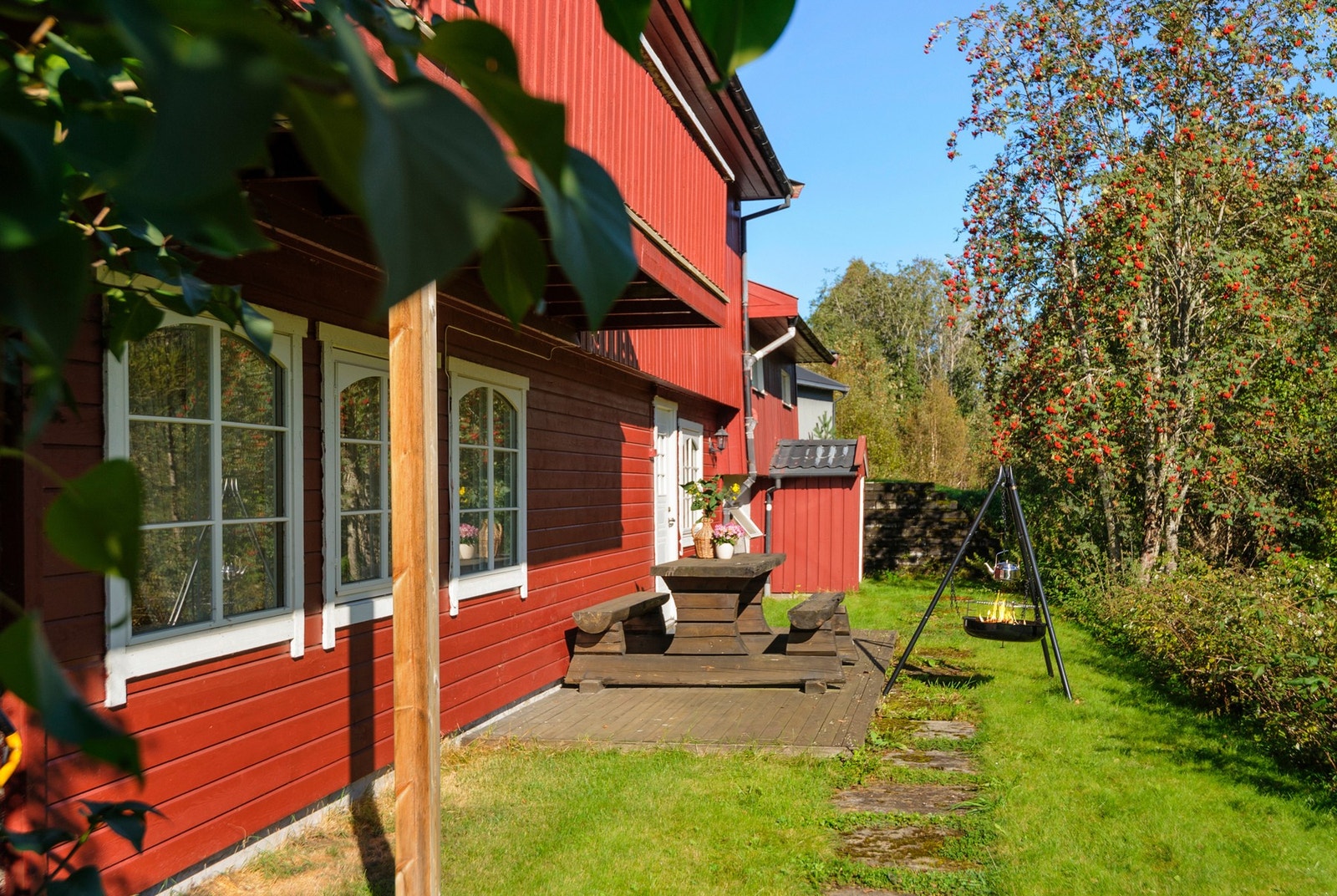 Tomten er på 1370m² og byr på koselige ute soner. Galleribilde