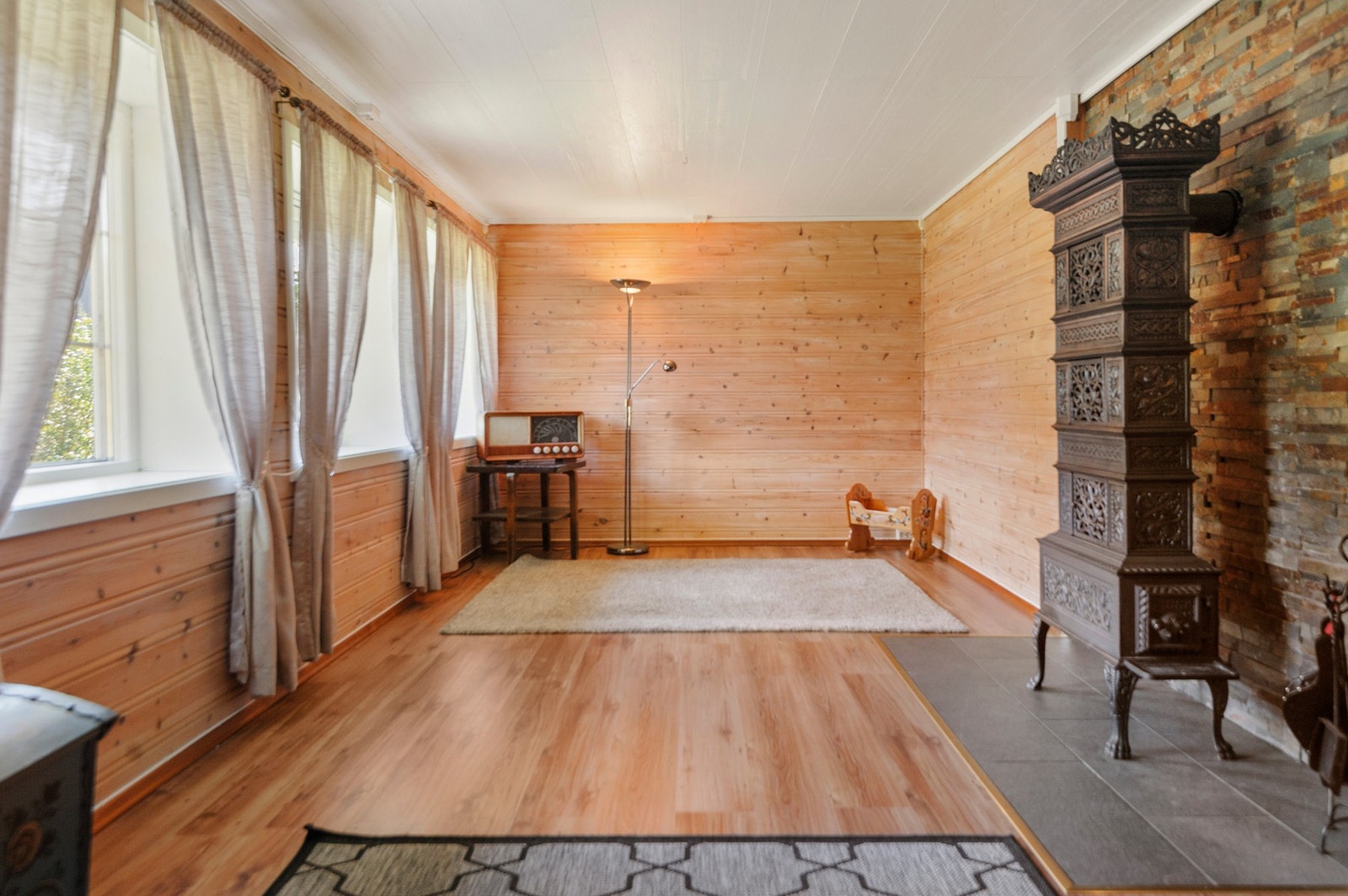 Dette rommet i sokkelen og er innredet som stue. På byggetegningene er det godkjent som "Hobbyrom". Galleribilde