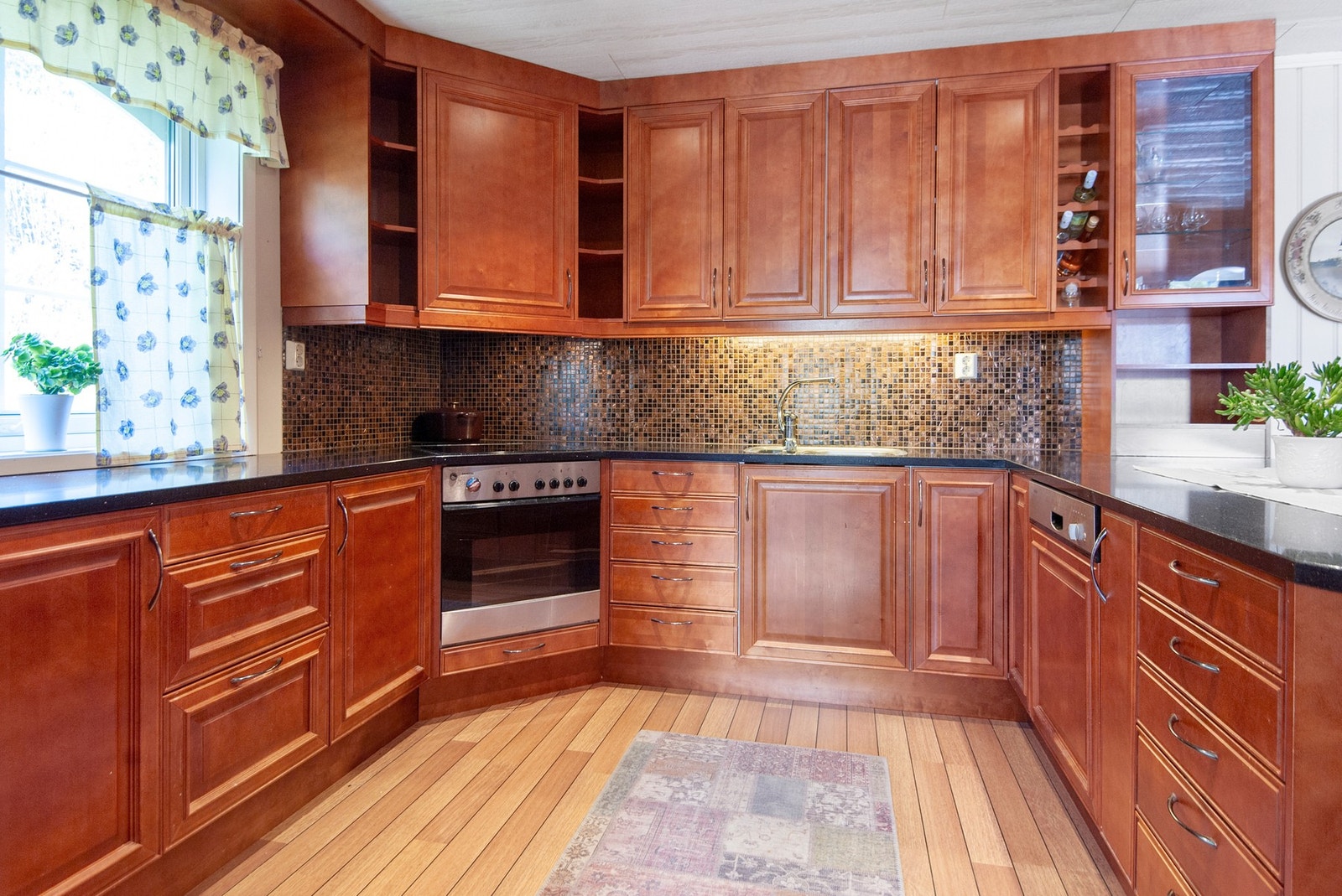 Kjøkkenet har mye skap -og benkeplass. Her er det også parkett på gulv. Galleribilde