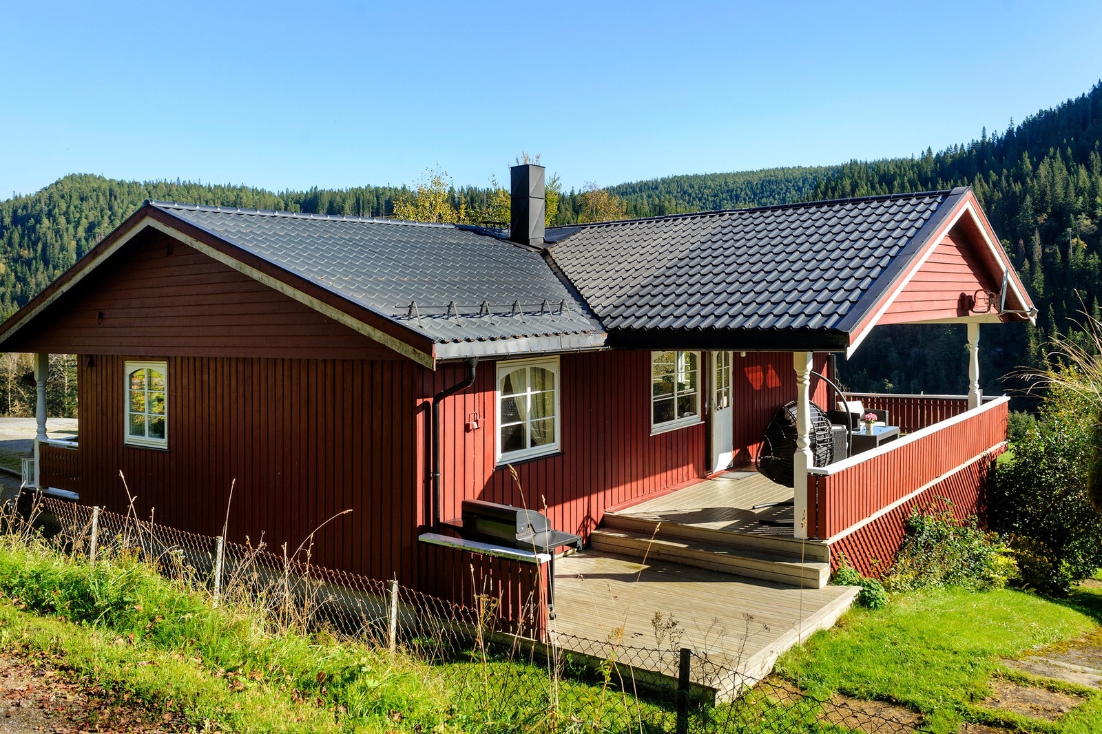 Her presenteres en familievennlig enebolig i en etasje over sokkel. Galleribilde