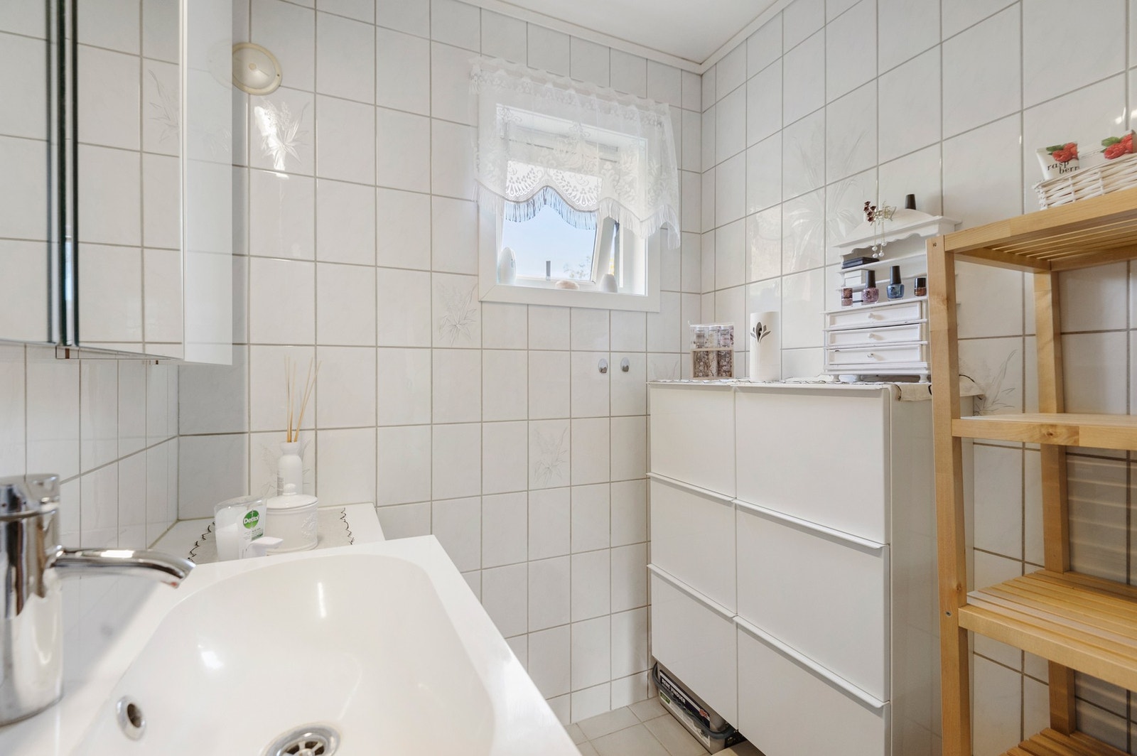 Badet er utstyrt med servantskap, wc og naturlig avtrekk. Galleribilde