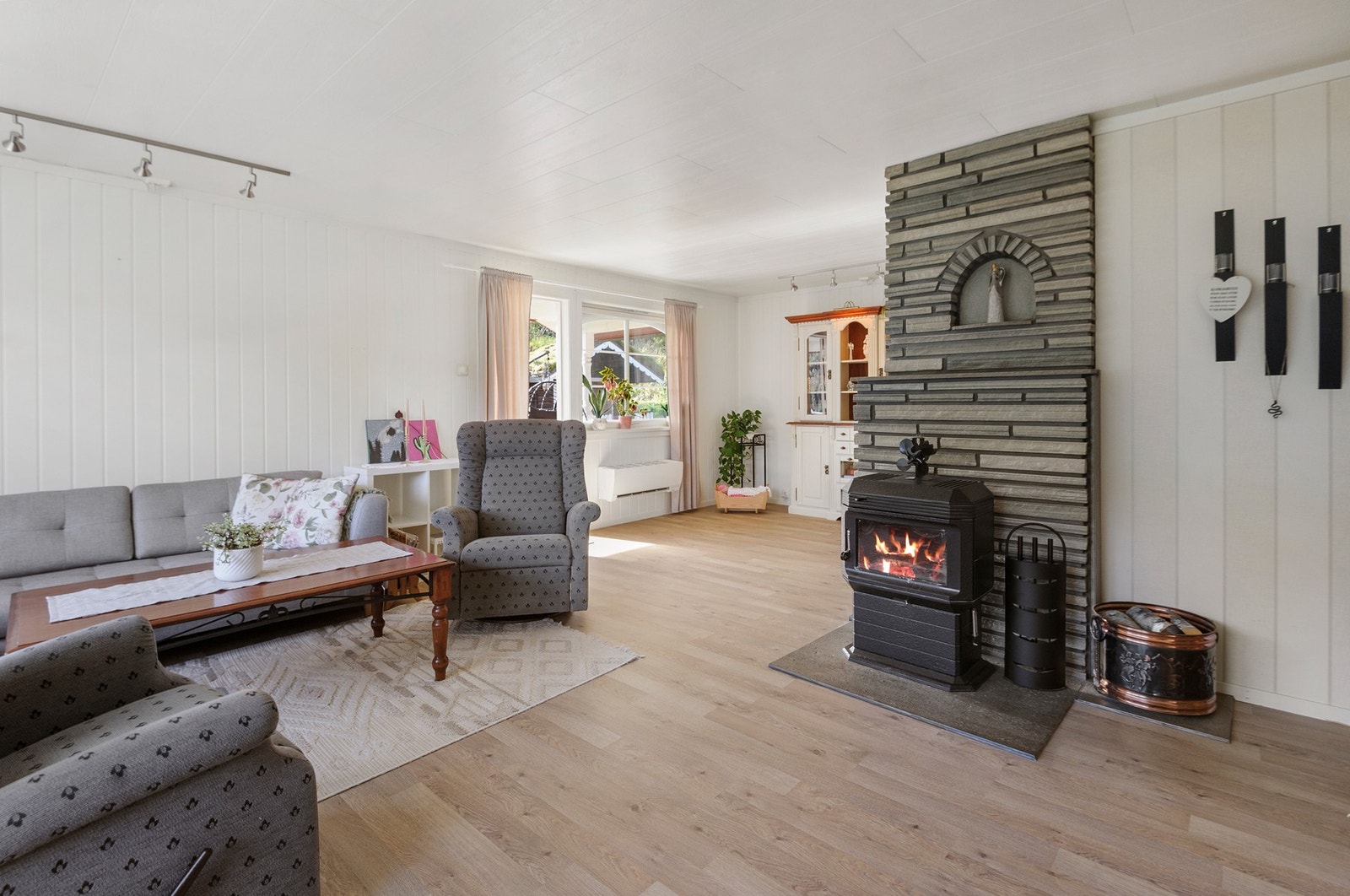 Stuen er av god størrelse, noe som gir rom for flere møbleringsmuligheter. Galleribilde