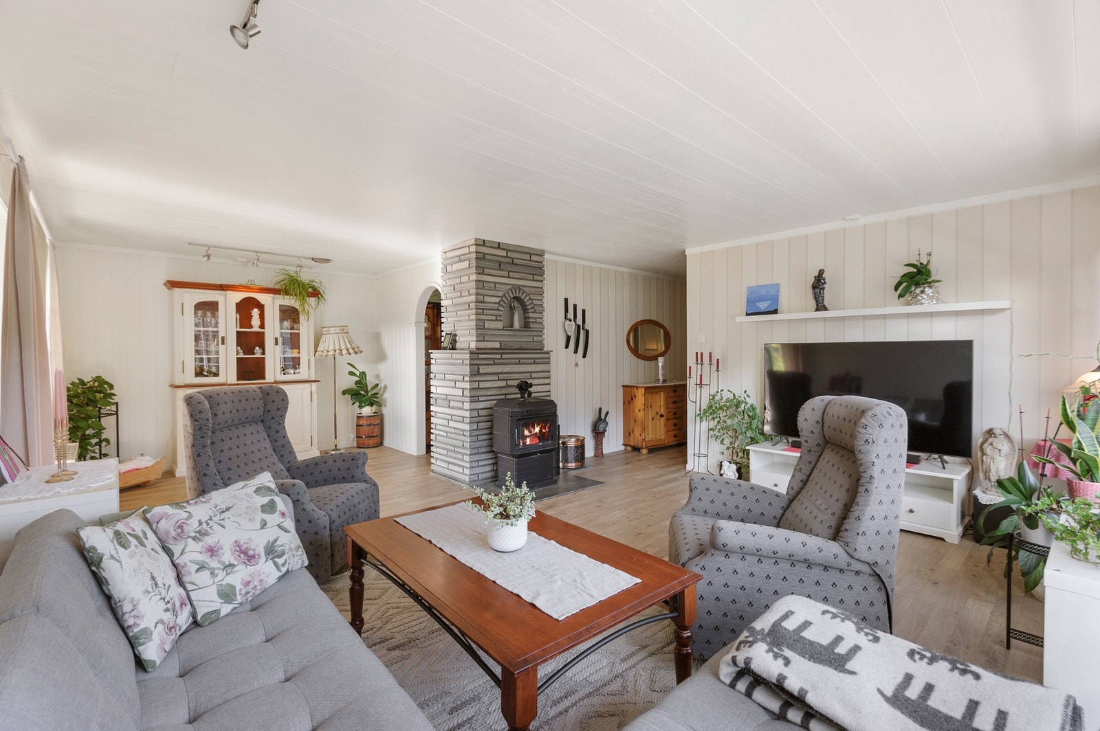 Her får du både vedovn og varmepumpe som oppvarmingskilder. Galleribilde