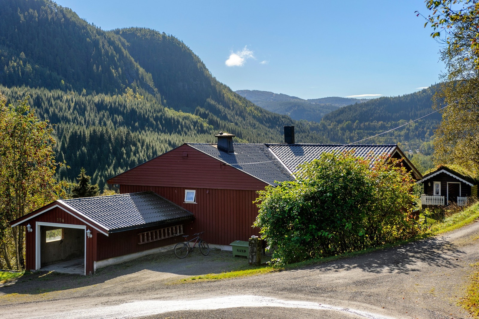 Garasje med leddport i metall og mekanisk port åpner. Galleribilde