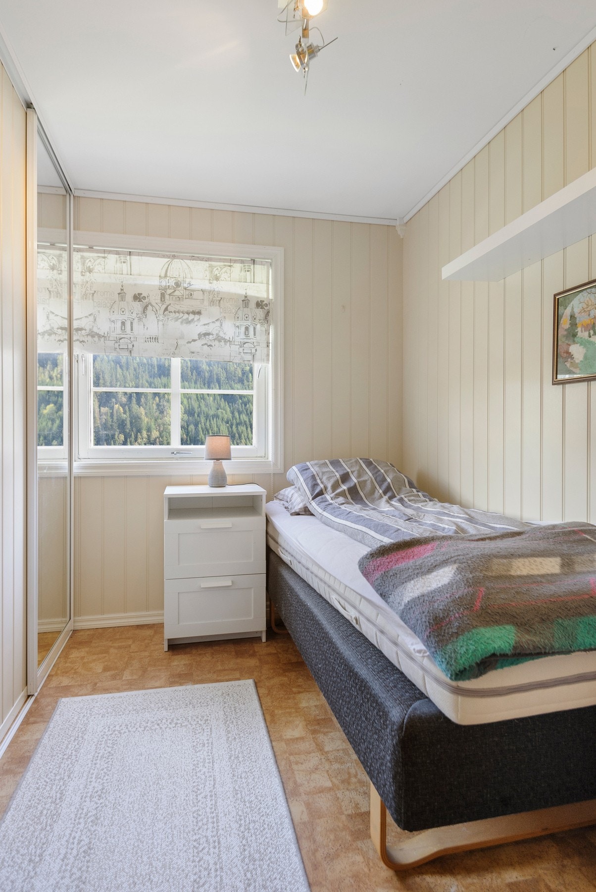 Soverom med skyvedørsgarderobe. Galleribilde