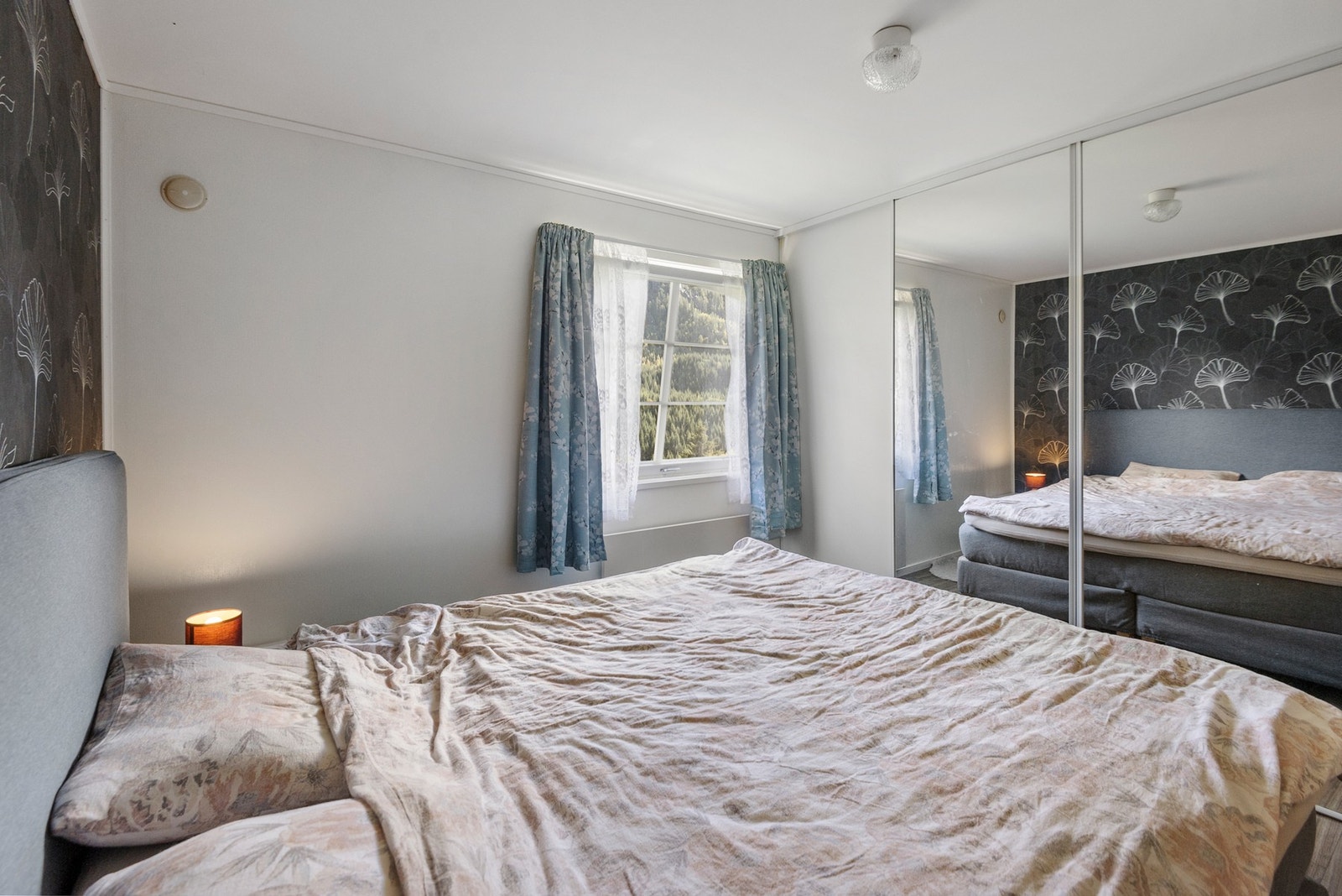 Her er det praktisk skyvedørsgarderobe. Galleribilde