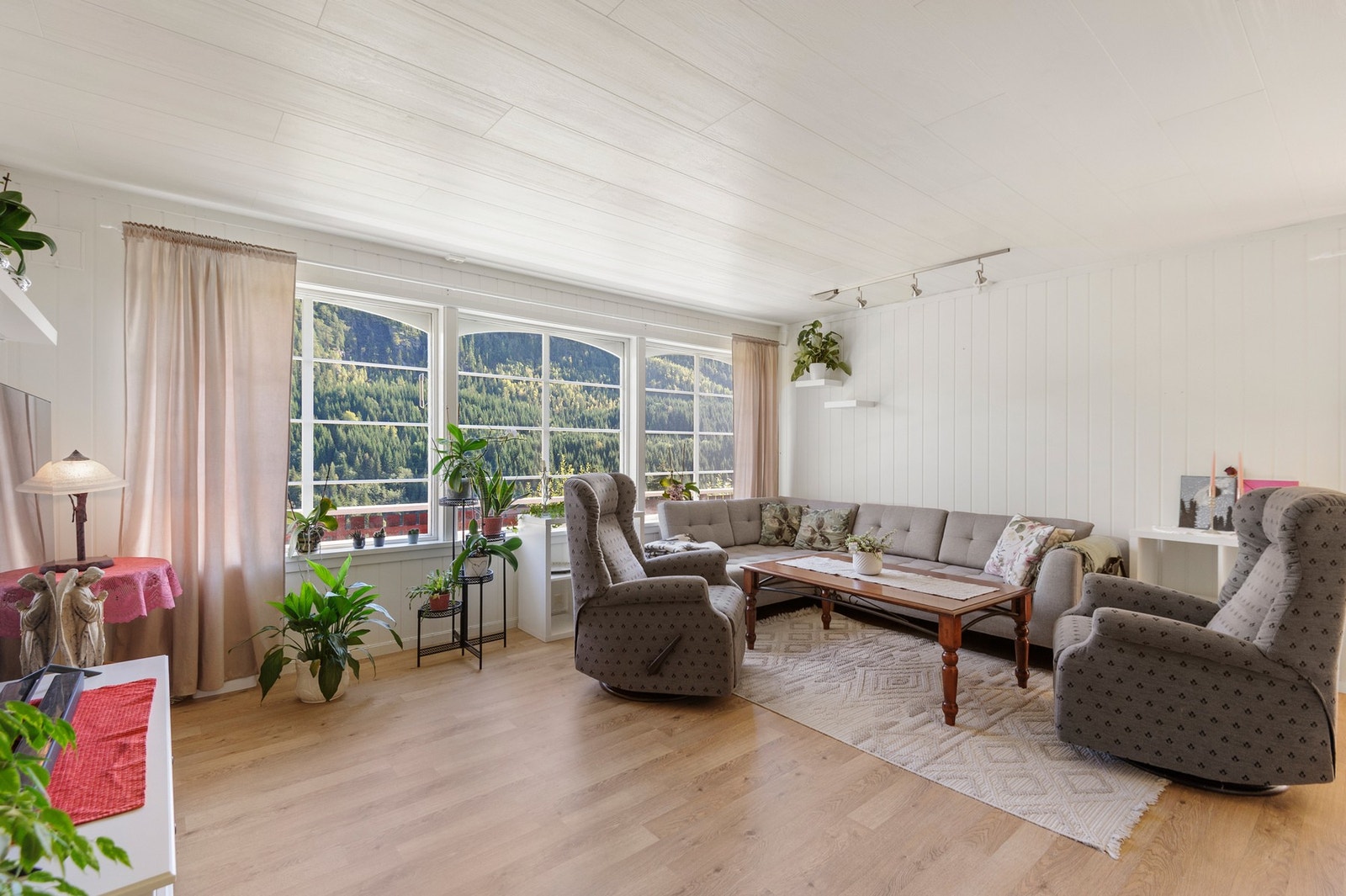 Boligen ble oppført i 1974 og er på 225m². Galleribilde