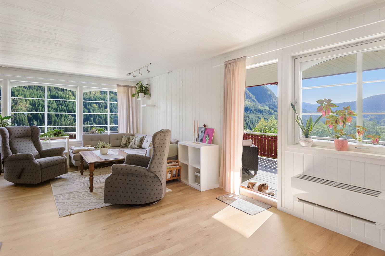 Fra stuen er det utgang til terrasse med takoverbygg. Galleribilde