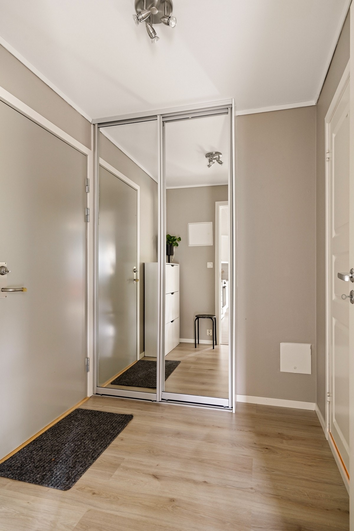 Lys entré med skyvedørsgarderobe Galleribilde