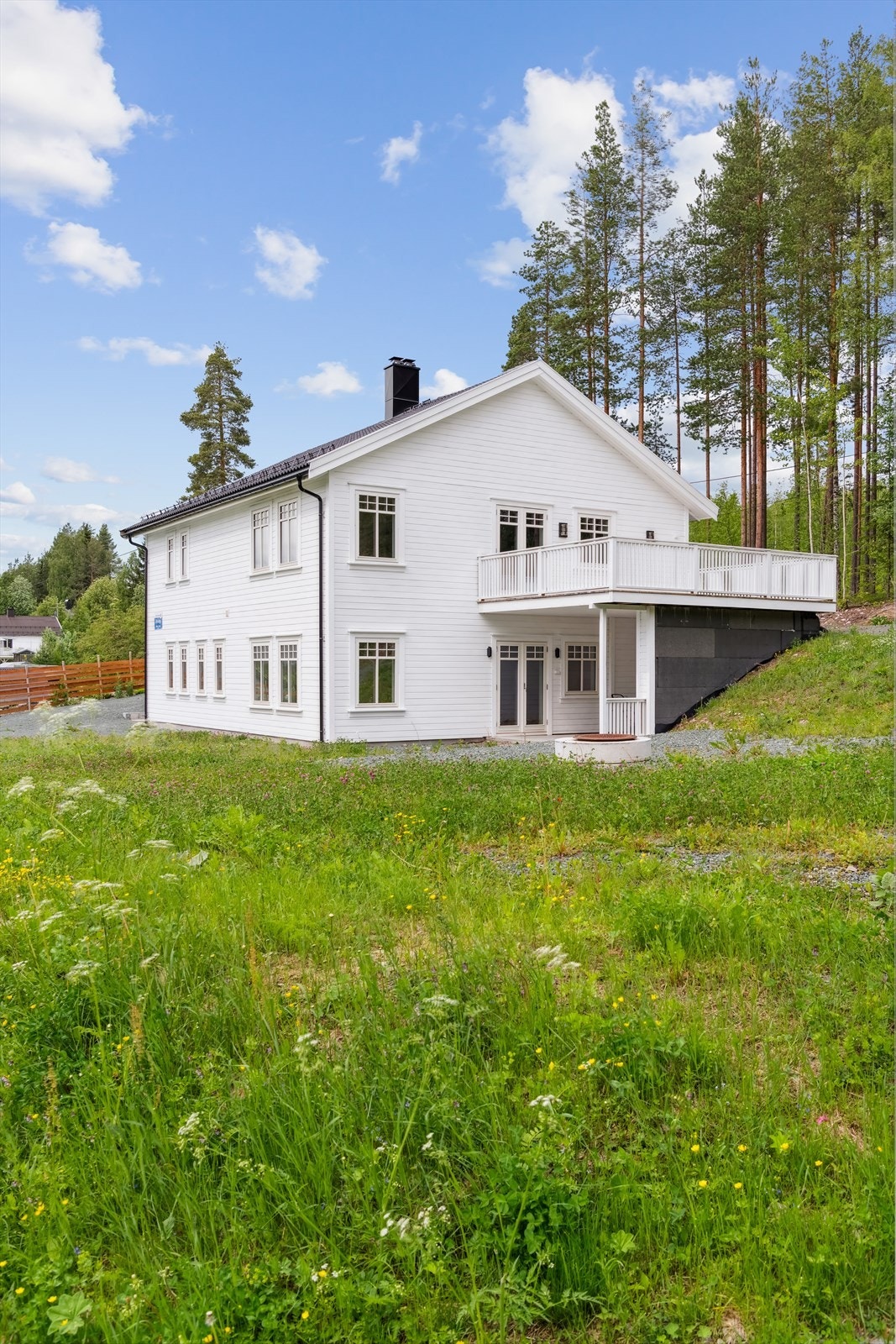 Nyoppført, horisontaldelt tomannsbolig. Denne seksjonen ligger i 1.etasje. Galleribilde