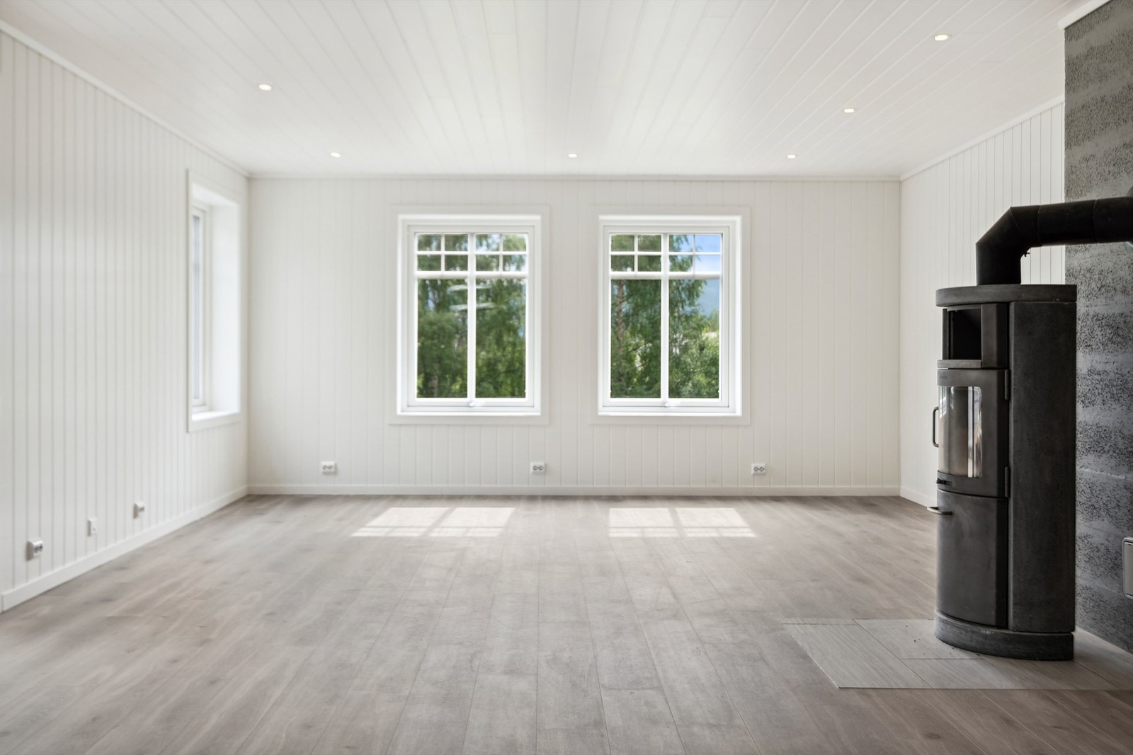 På stuen er det satt inn vedovn med kleberstein. I tillegg er det varmekabler i gulv. Galleribilde