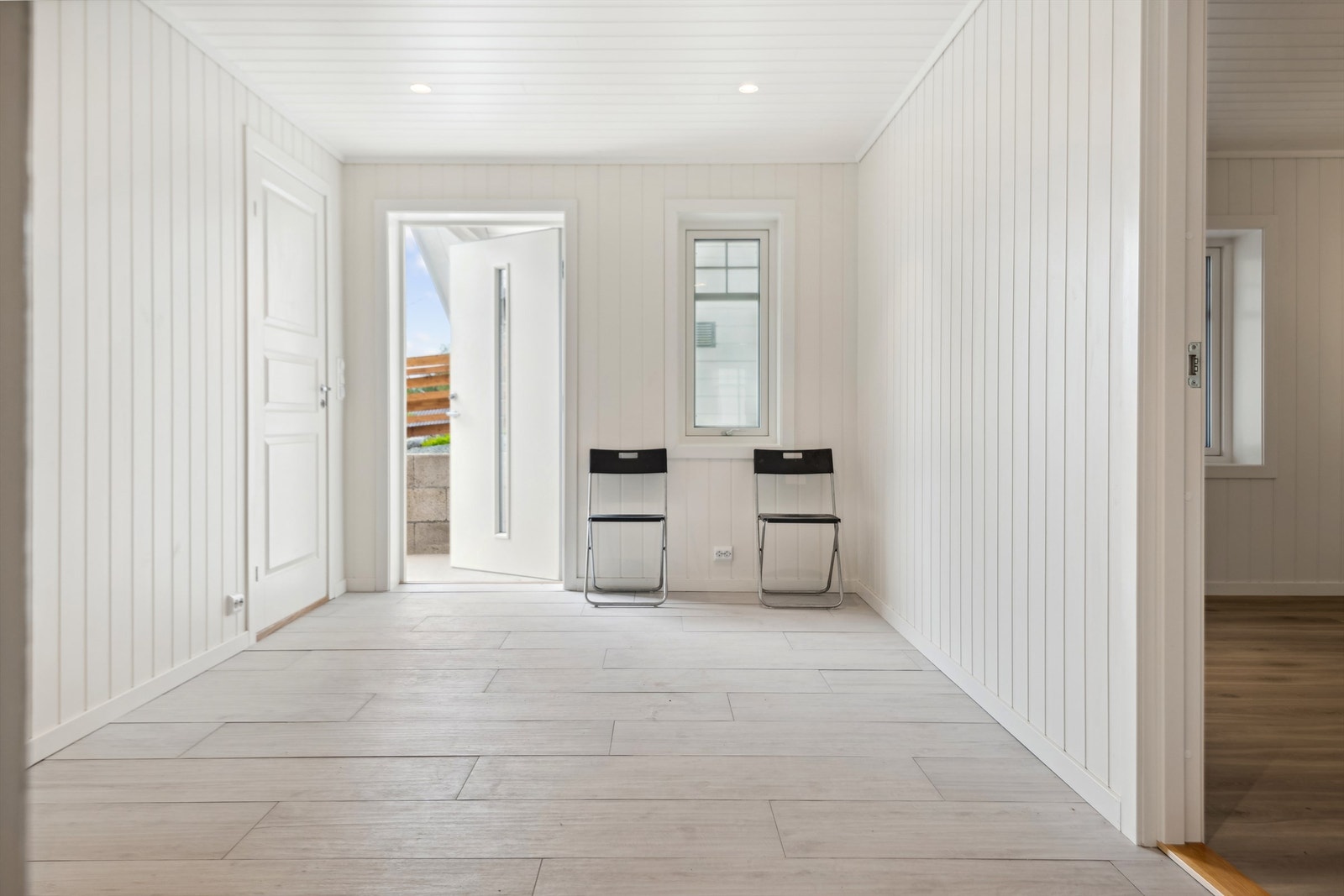 Du ønskes velkommen inn i en romslig, flislagt gang med varmekabler i gulvet. Galleribilde