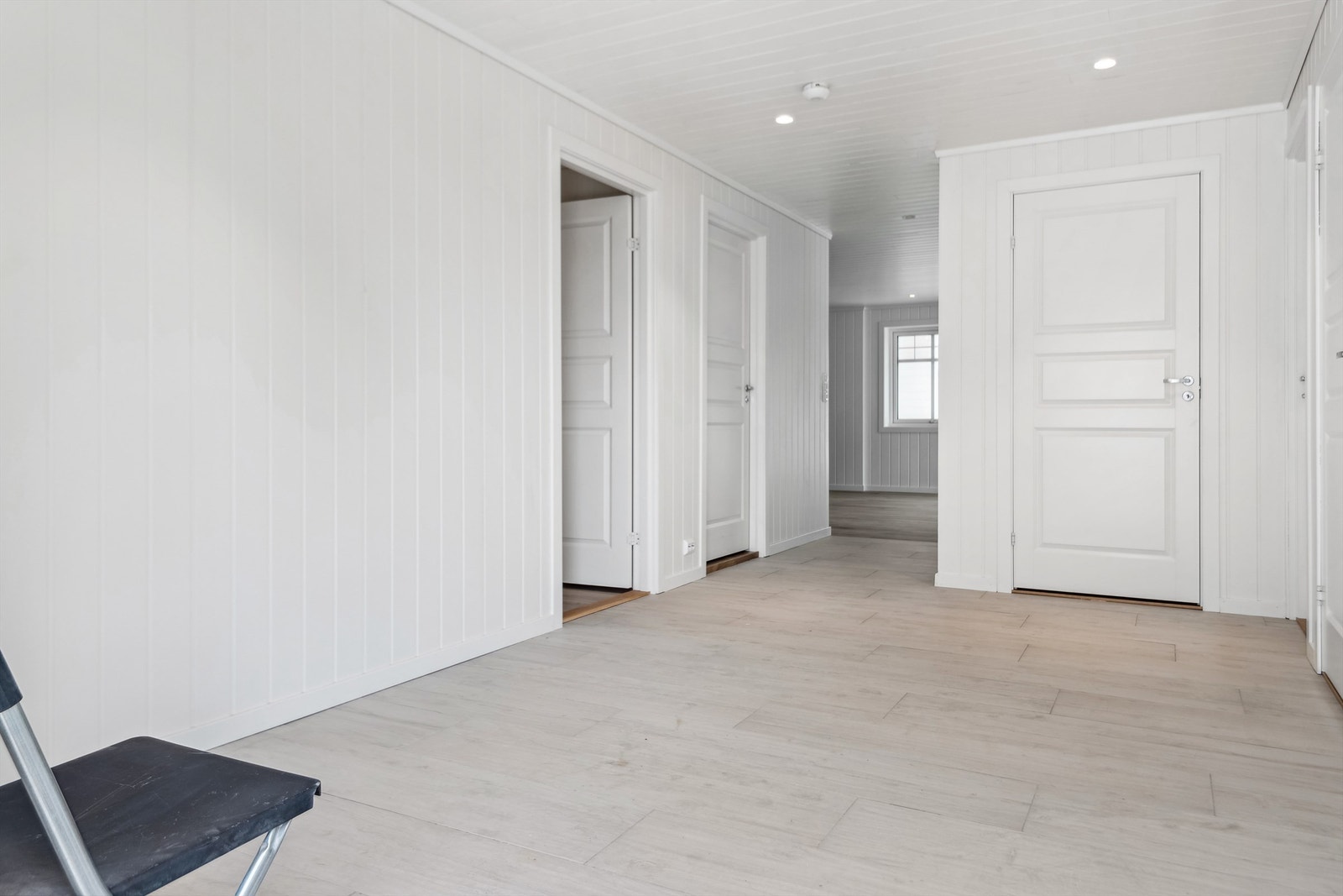 Fra gangen er det tilgang til alle soverom, samt bad og et ekstra toalettrom. Galleribilde