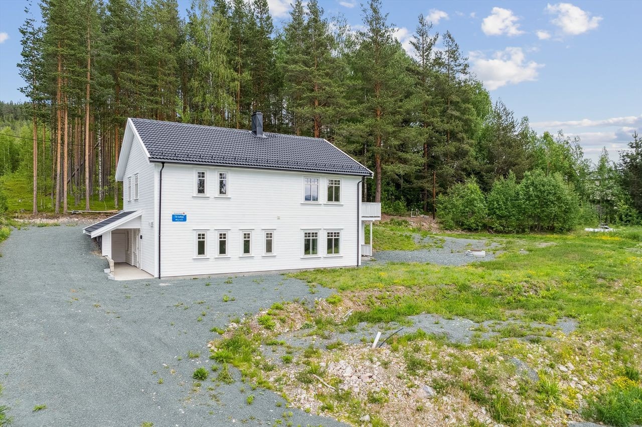 Denne boligen har eksklusivt uteareal på 453,7 m². Arealet følger boligen og er en tilleggsdel i henhold til seksjoneringsbegjæringen. Galleribilde