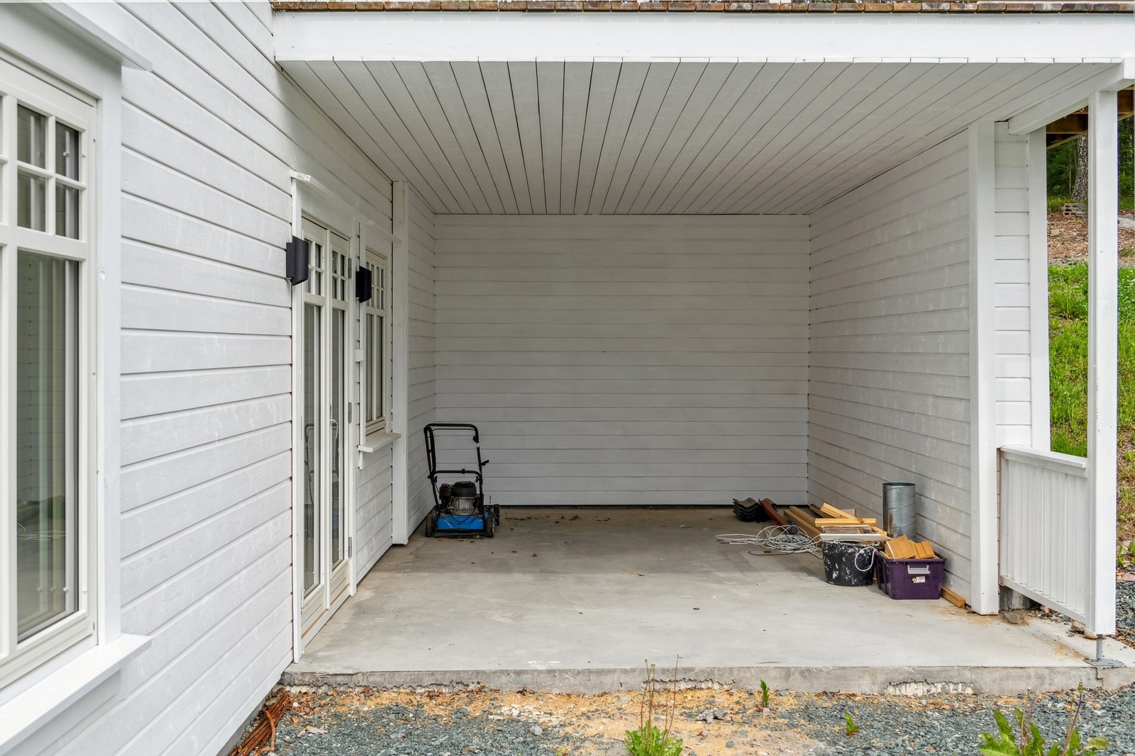 Fra stuen er det utgang til en overbygget og skjermet terrasse med støpt såle. Galleribilde