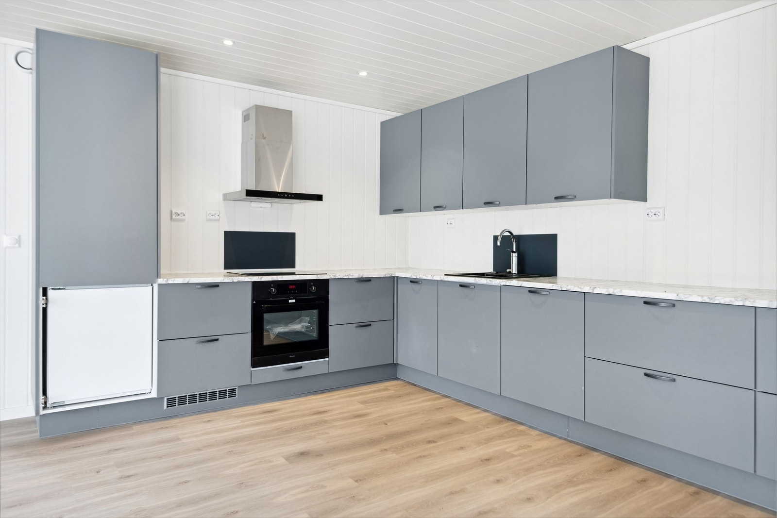 Hvitevarer er integrerte. Front på fryseskap er ettermontert etter at bilde ble tatt. Galleribilde