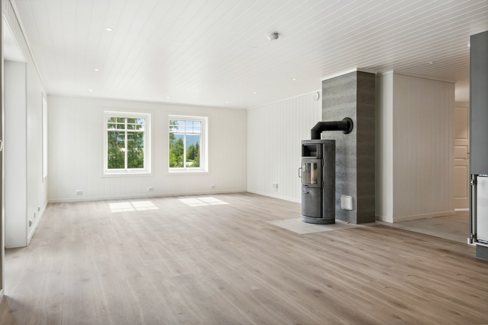 Stuen og kjøkkenet er i åpen løsning. Galleribilde