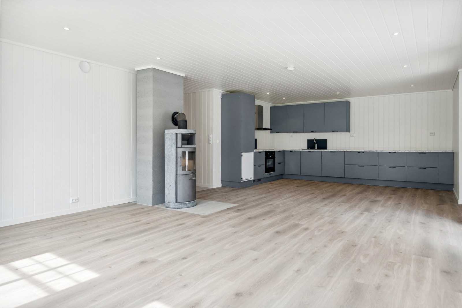 Kjøkkenet er godt innredet med mange kjøkkenmoduler som gir god oppbevaringsplass. Integrerte hvitevarer: Kjøl-/fryseskap, komfyr og oppvaskmaskin. Galleribilde