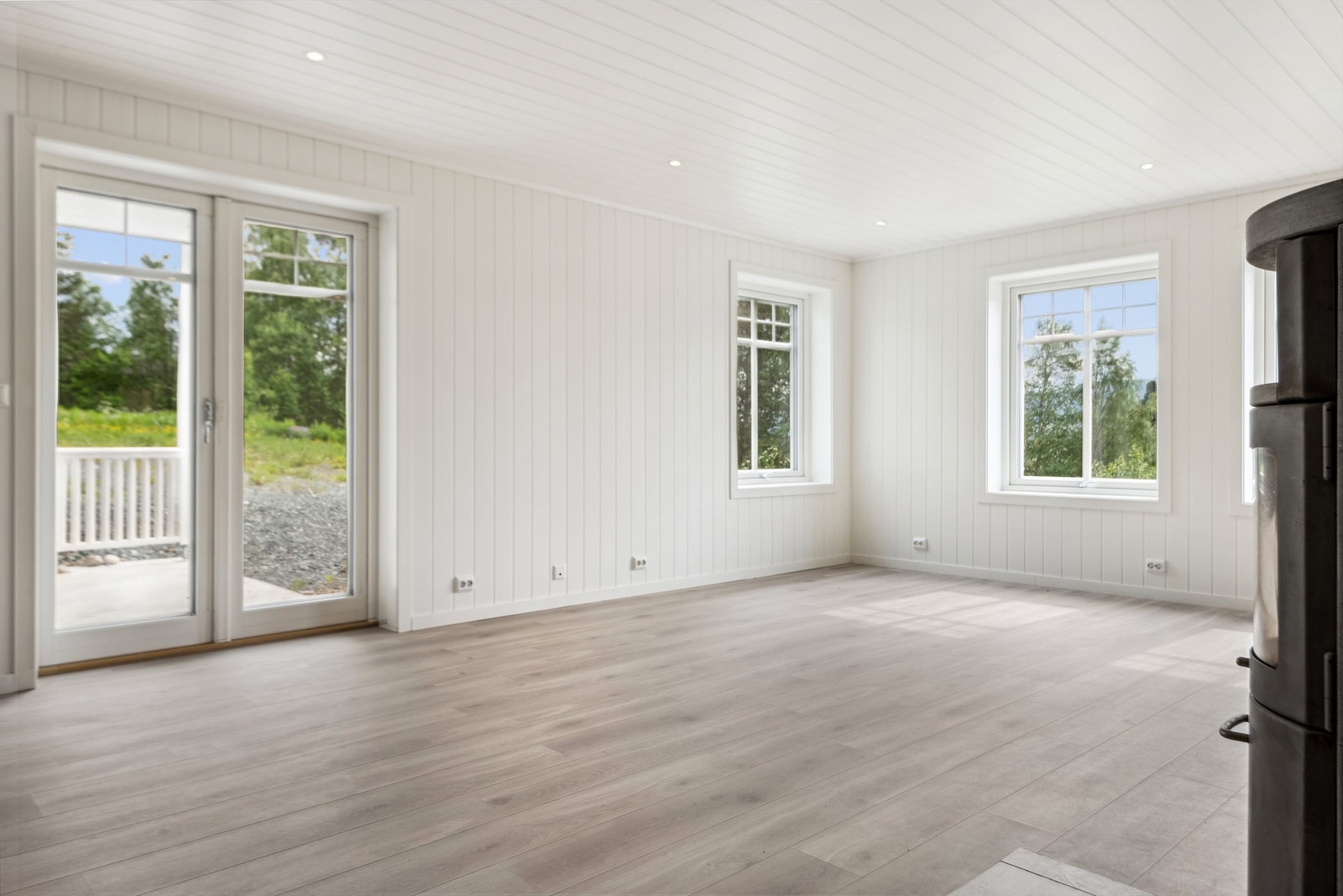 Lys og pen stue i klassisk utførelse med tidløse materialvalg. Galleribilde