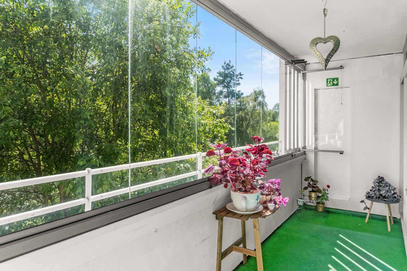 - Nydelig og sjelden med innglasset balkong på borettslaget - Galleribilde