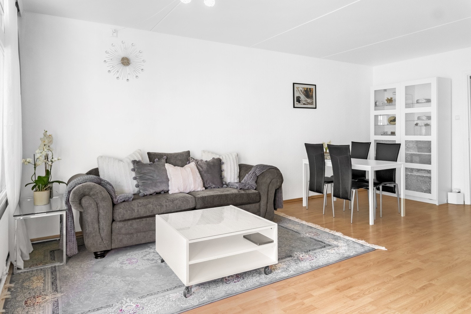 - Romslig stue med både plass til sofagruppe og spisebord - Galleribilde