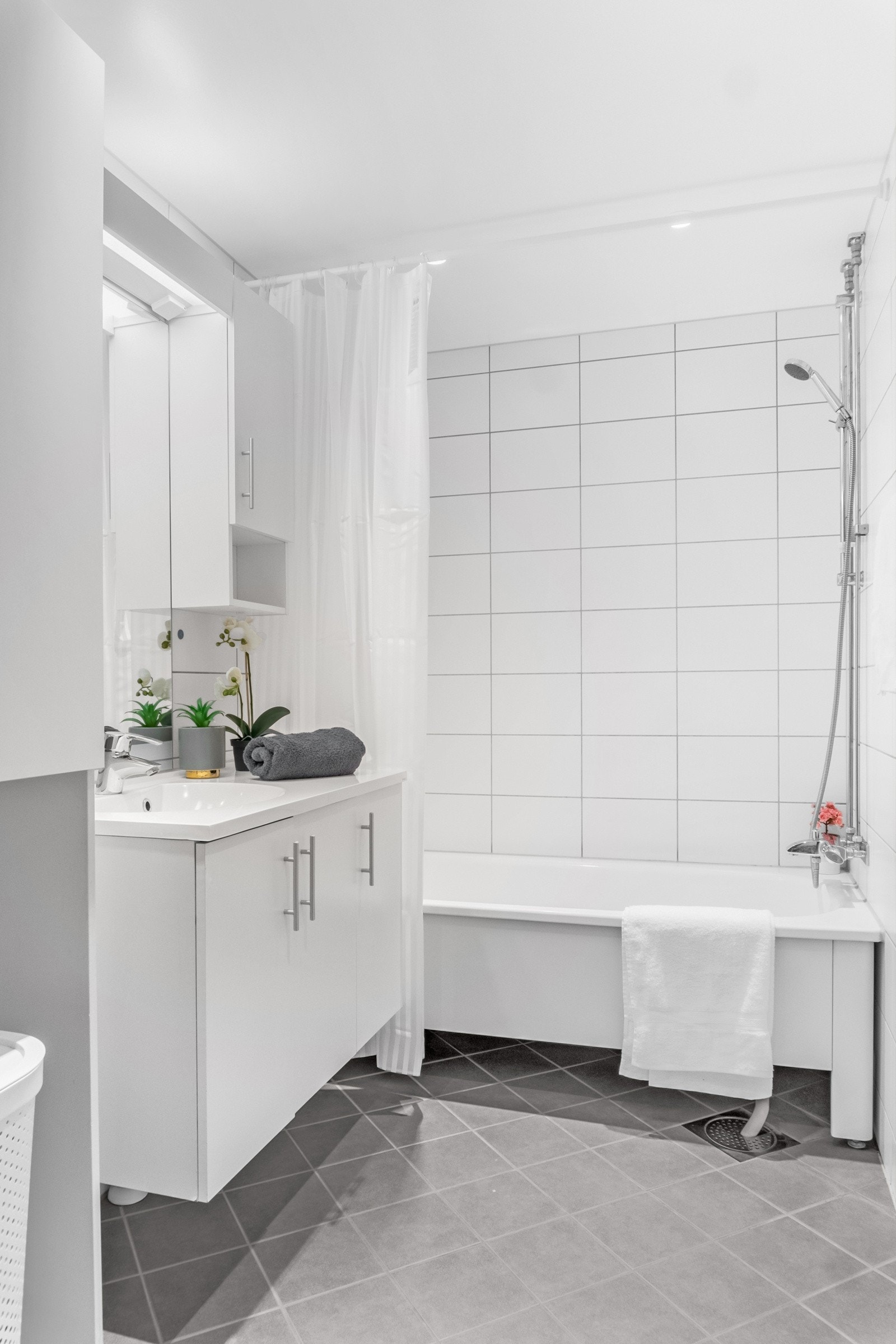 - Bad fra 2019 med flislagt gulv og vegger, samt en nedsenket himling med spotter/downlights - Galleribilde