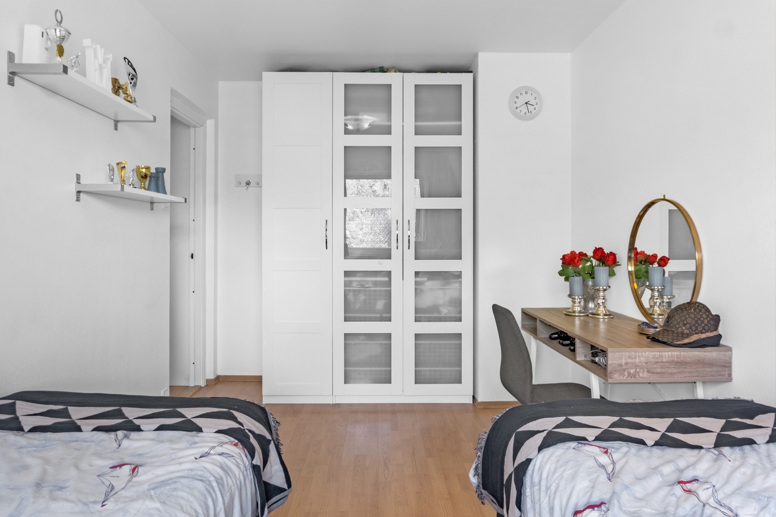 - En blanding av malte flater og strier på veggene, har hvert rom sin egen unike karakter - Galleribilde