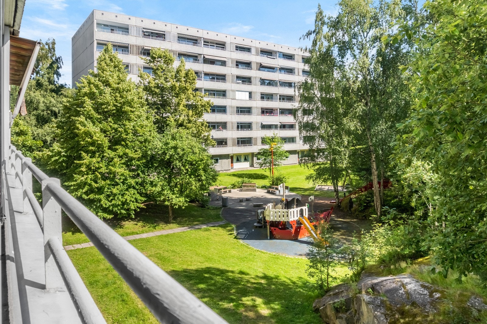 - Luftig sydvent balkong med trivelig utsyn - Galleribilde