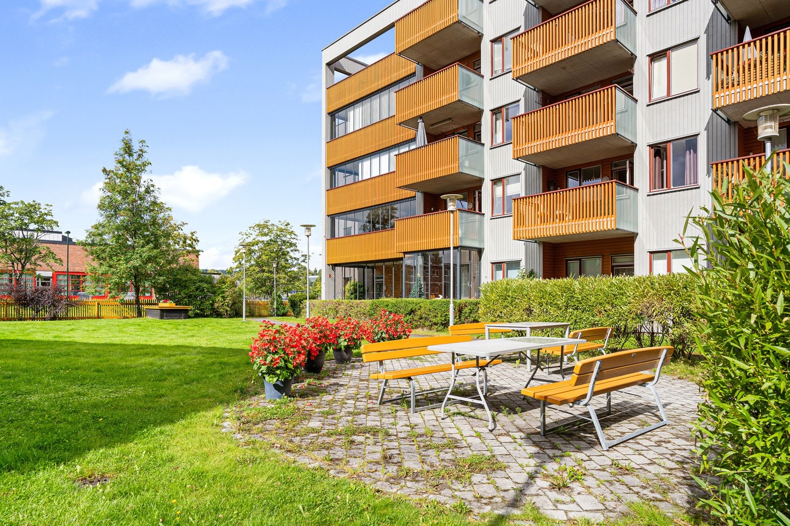 Hyggelige sittegrupper på borettslagets felles tomt for fri benyttelse. Galleribilde
