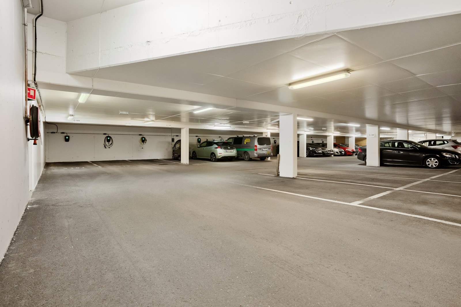 Det med følger fast parkeringsplass i kjeller under bygget. Galleribilde