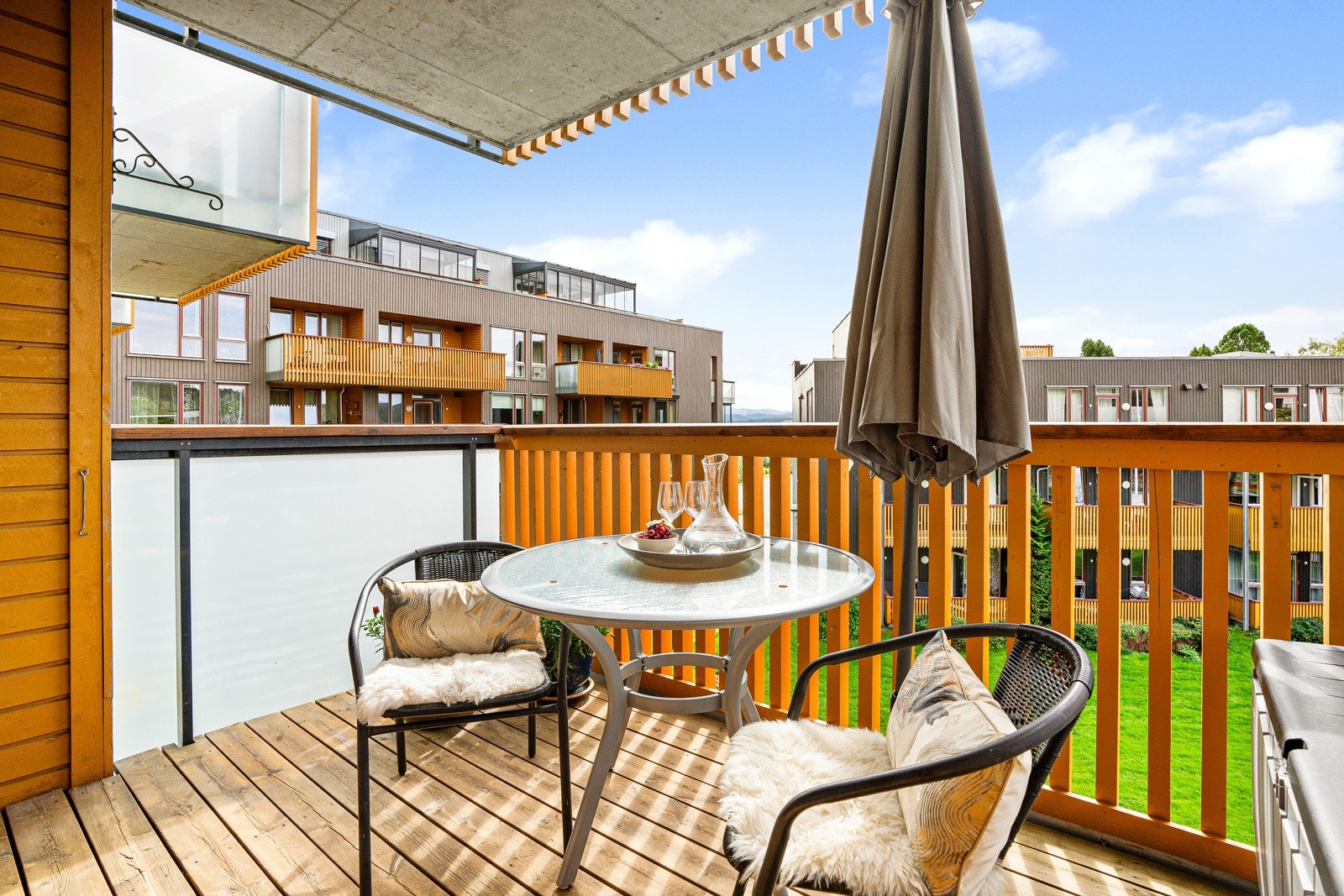 Balkongen er av god størrelse og kan innredes etter ønske og behov, det er lovlig med grill om ønskelig. Galleribilde