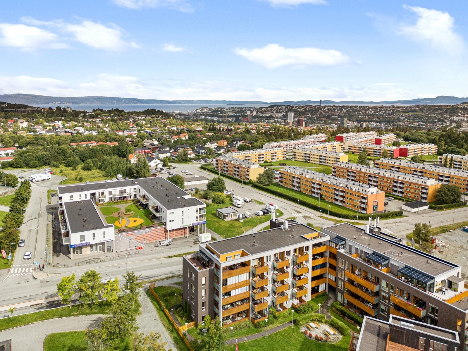 Området består av blokkbebyggelse og her bor mennesker i alle aldre. Galleribilde