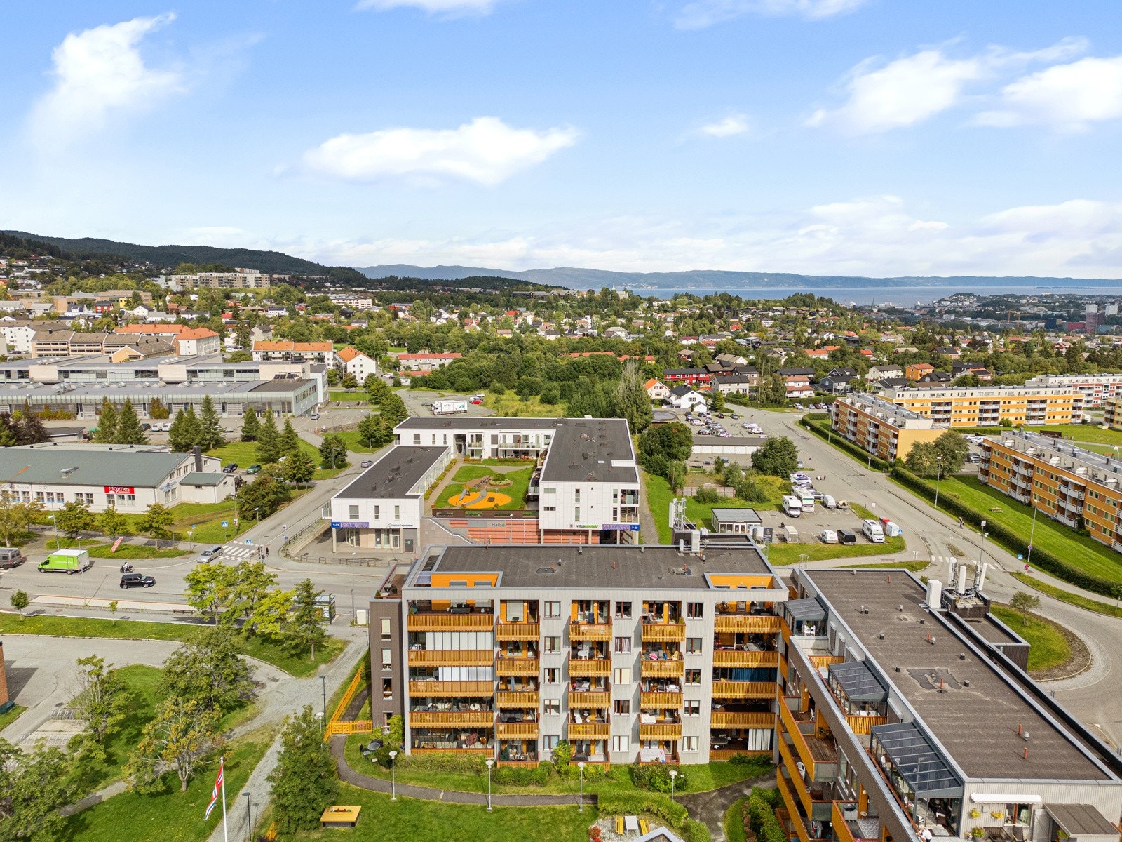 Fra leiligheten er 5-10 minutters gange til flere servicefunksjoner som dagligvare, apotek, helses-og legesenter for å nevne noe. Galleribilde