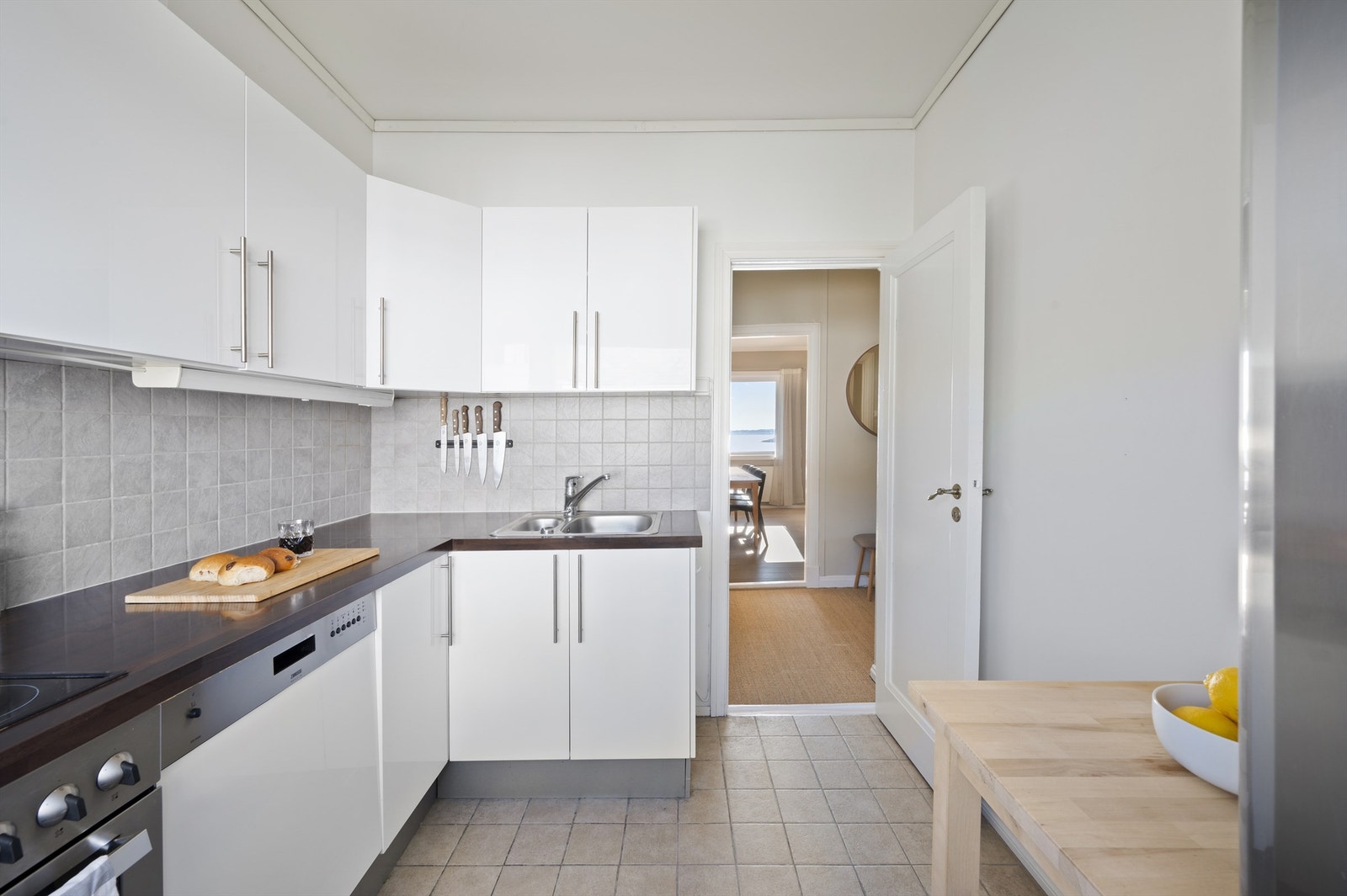 Kjøkkenet ligger fint plassert ovenfor spisestue i eget rom hvor man har godt med arbeidsplass. Galleribilde