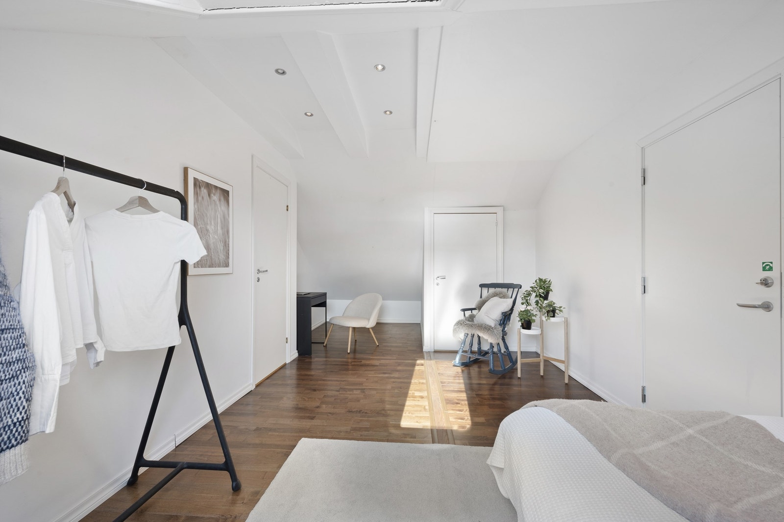 Rommet har etablert rømningsvei som fører til loftet til naboenhet. Galleribilde