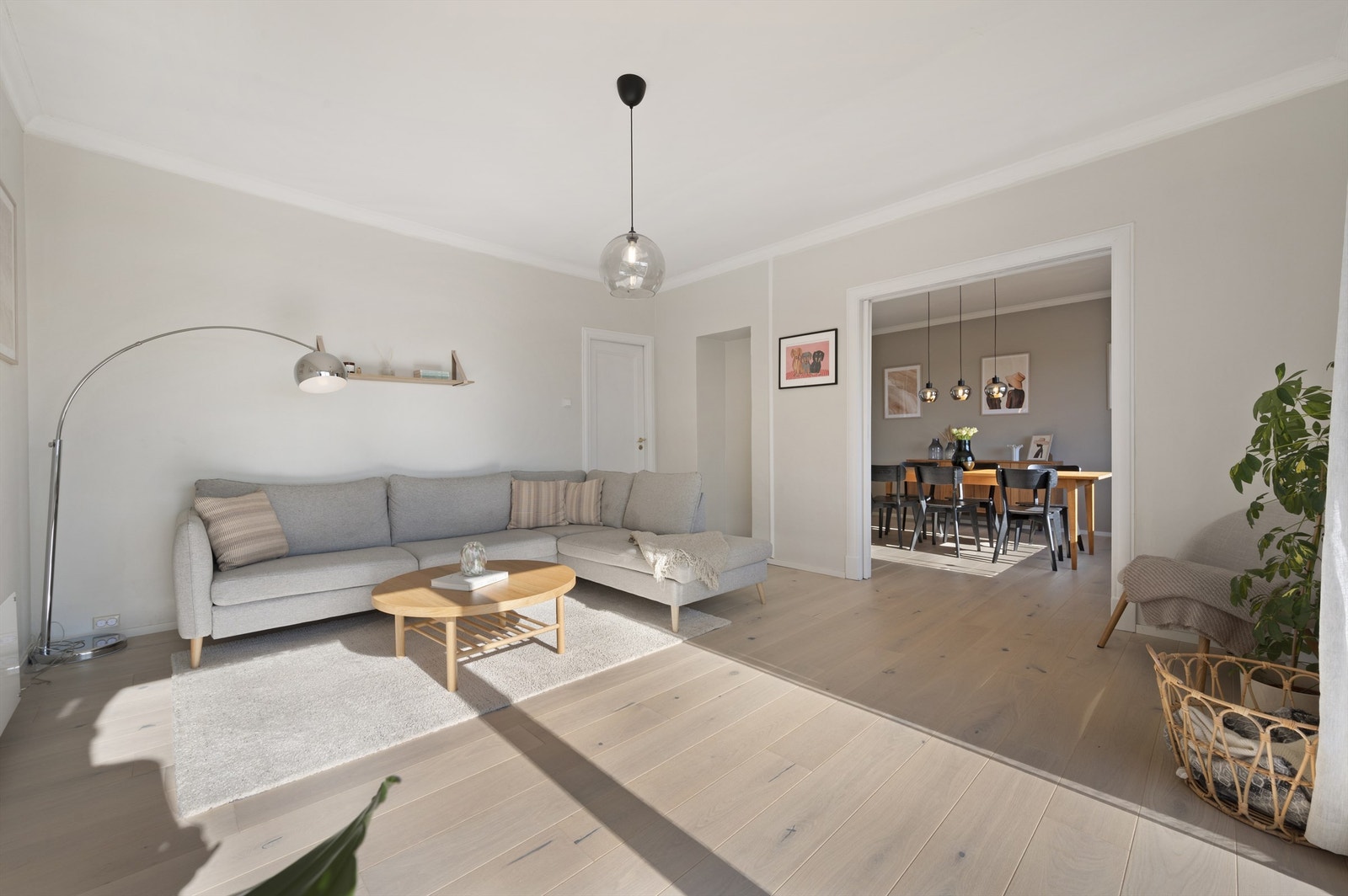 Stuen har en god romløsning som kombinerer god plass til tv-stue og spisestue i hver sin ende. Galleribilde