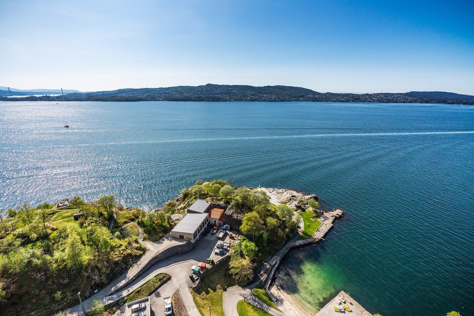 Kort vei til populære rekreasjonsmuligheter med badestrand på Helleneset. Galleribilde