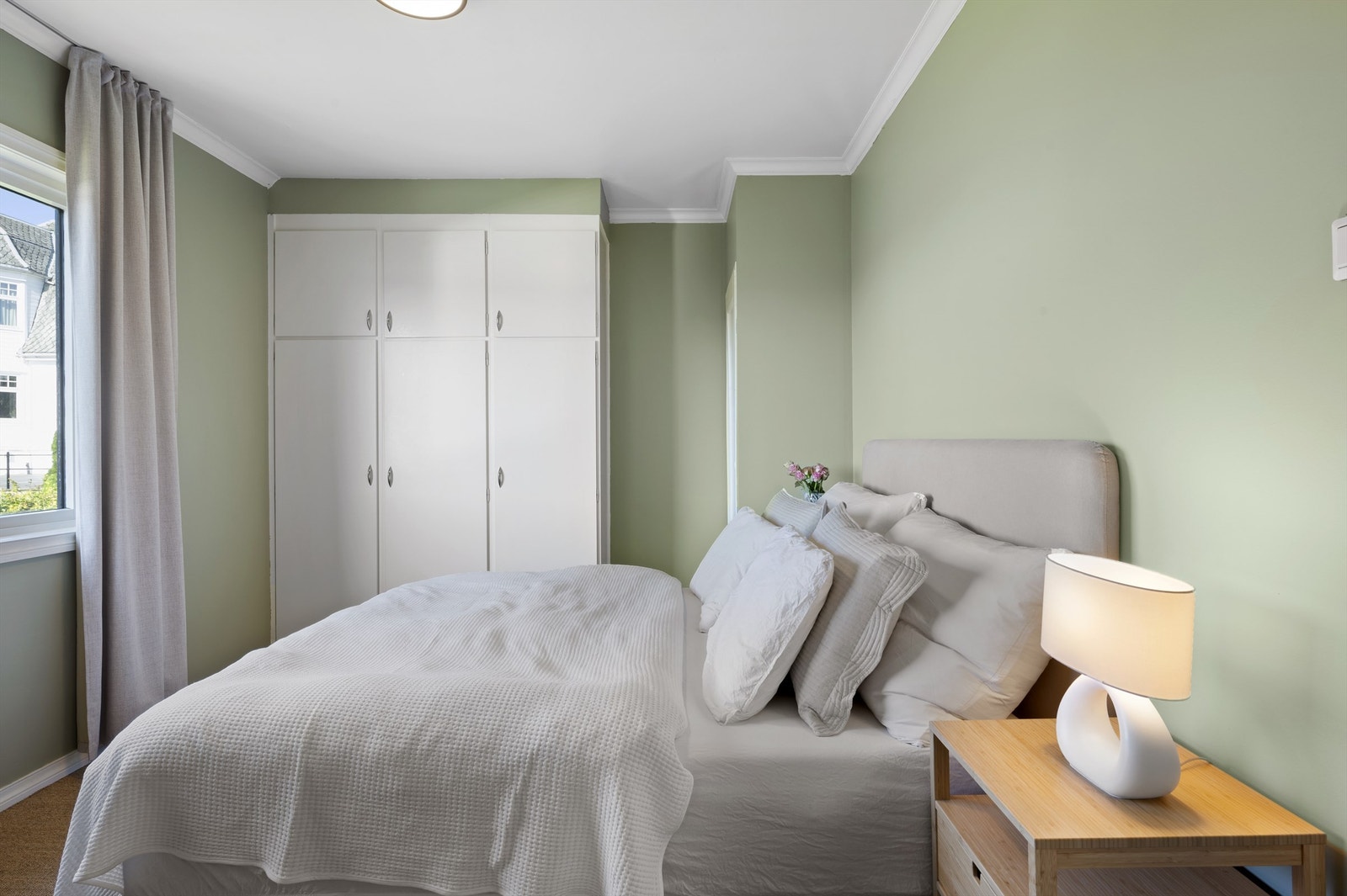 Plass til stor dobbelseng og nattbord samt innredet med innbygde garderobeskap med god oppbevaringsplass. Galleribilde