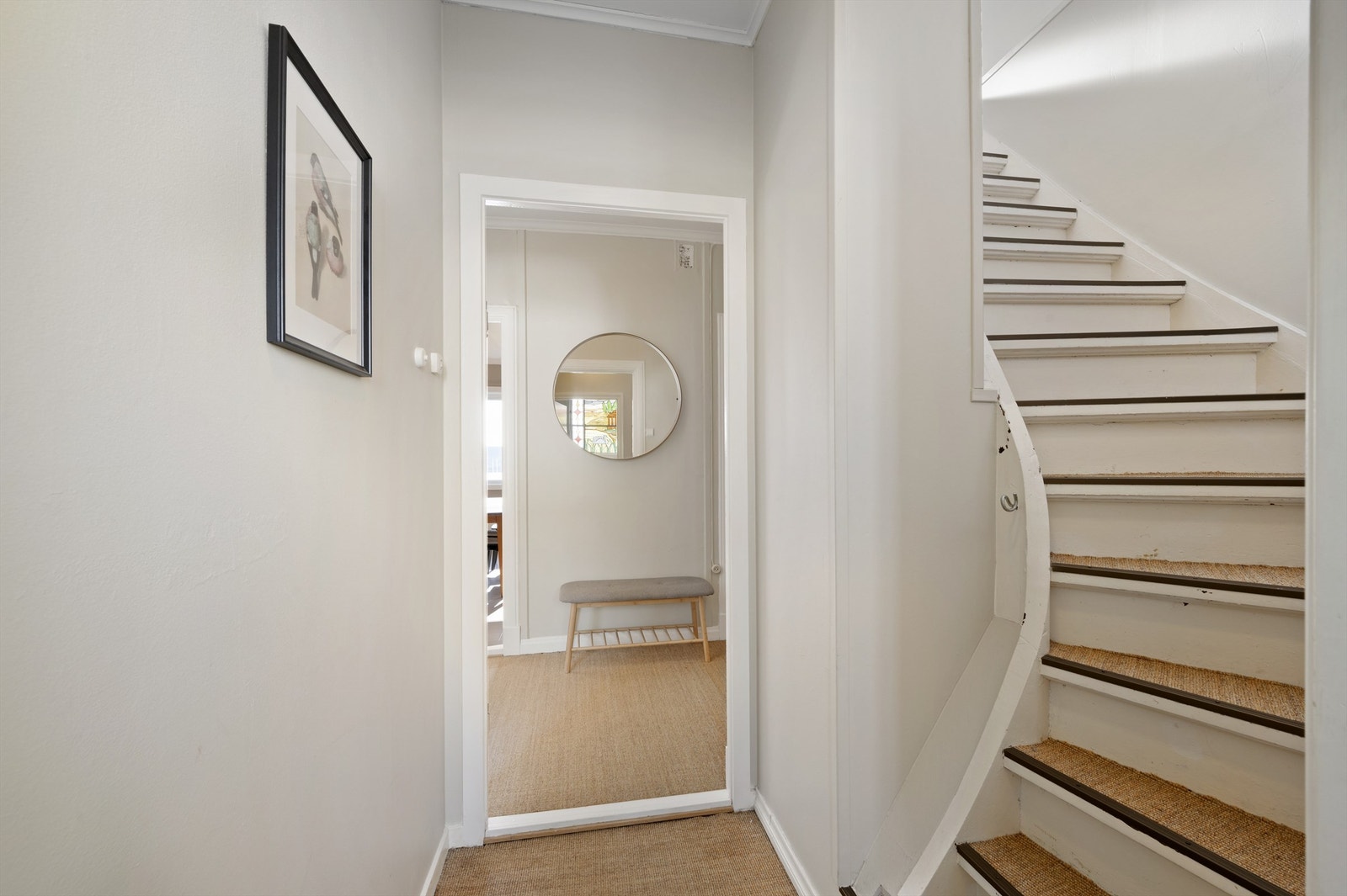 Adkomst via trapp fra gang Galleribilde