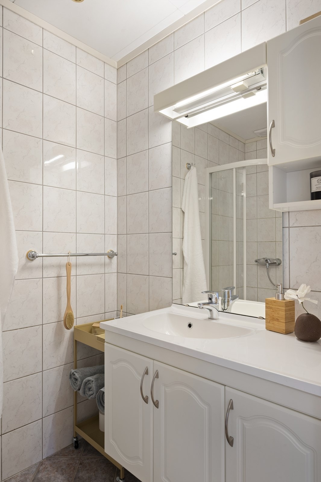 God oppbevaringsplass i skap og hyller. Galleribilde