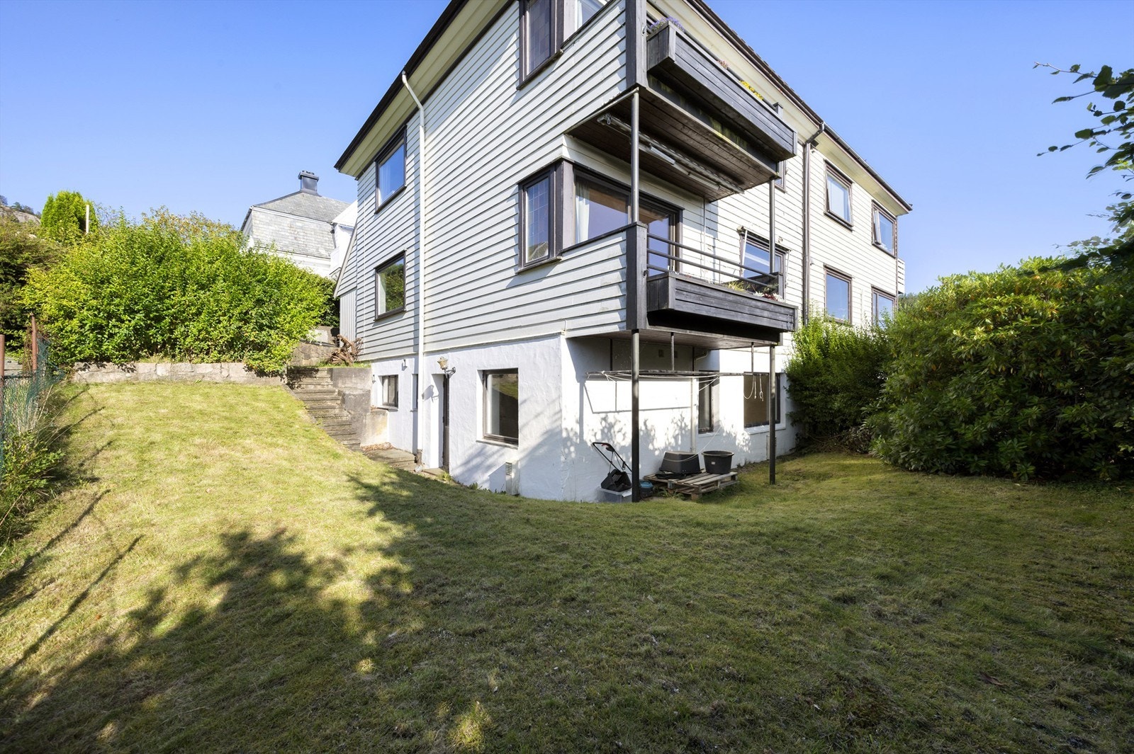 Felles hage som deles av de 2 seksjonene i bygget. Galleribilde