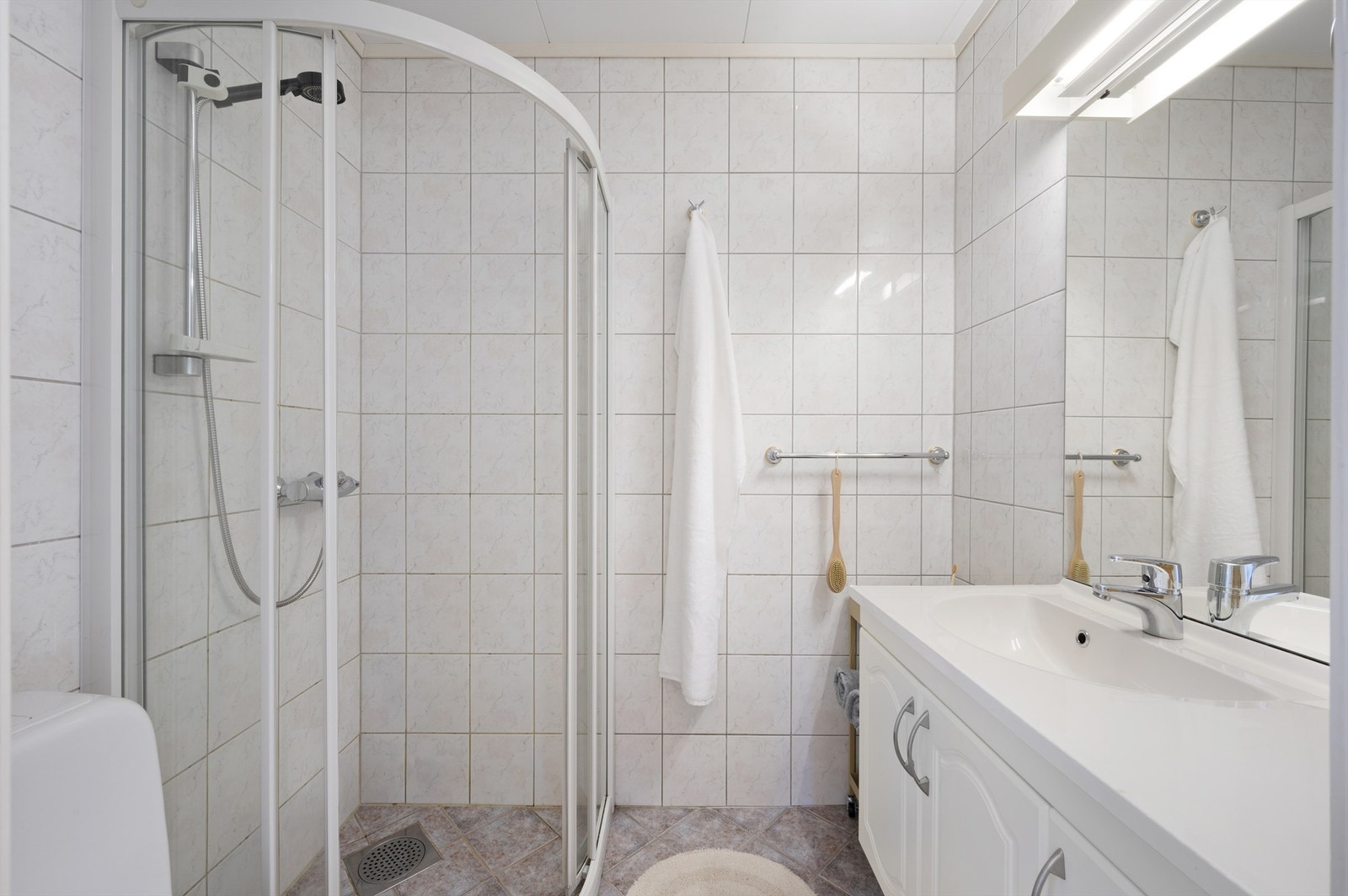 Helfliset bad av fin størrelse og med varmekabler i gulv. Det ble montert elektrisk vifte for oppgradert ventialasjon i 2023. Galleribilde