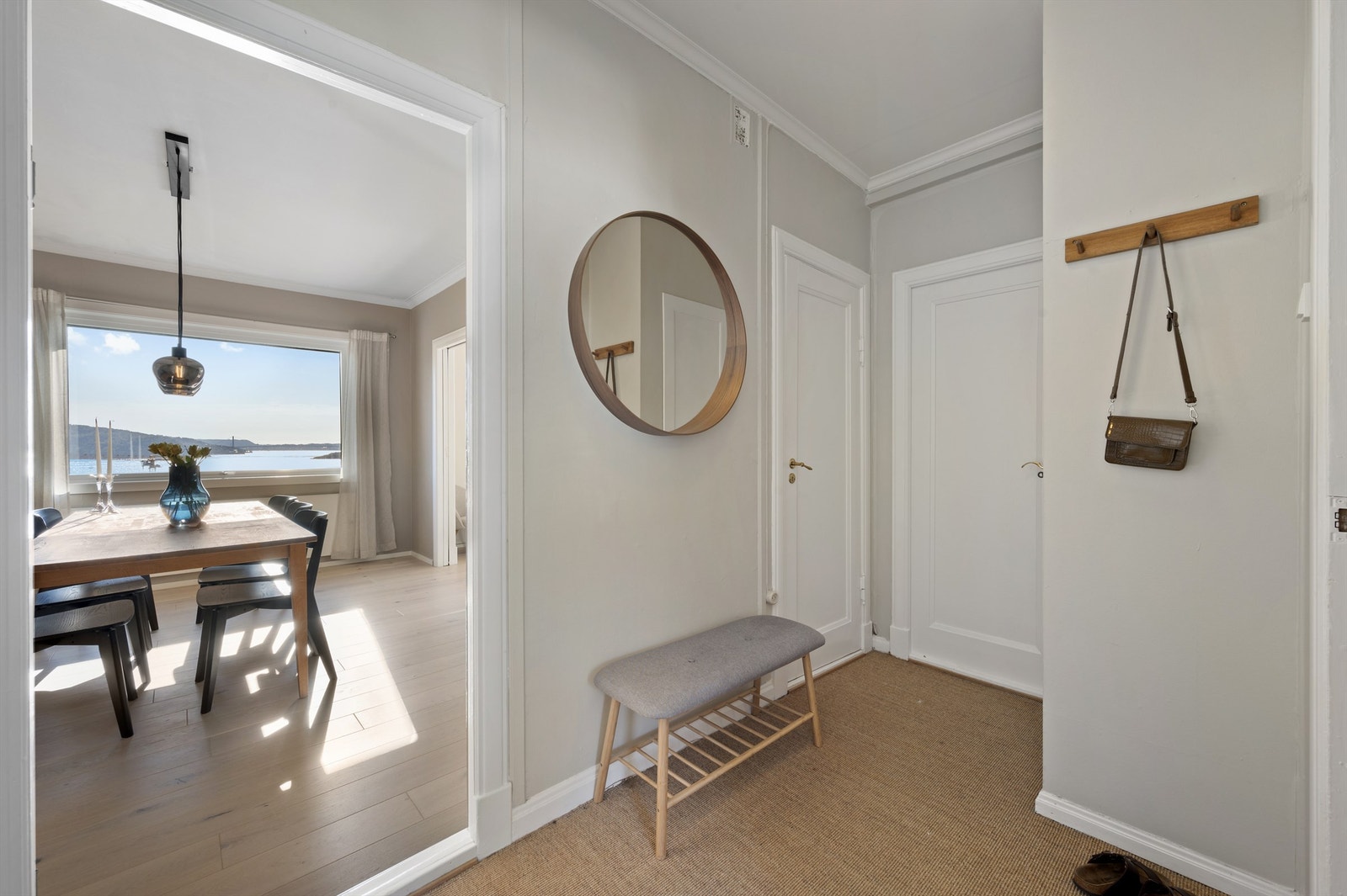 Lys og fin entré med mulighet for oppbevaring av yttertøy. Galleribilde